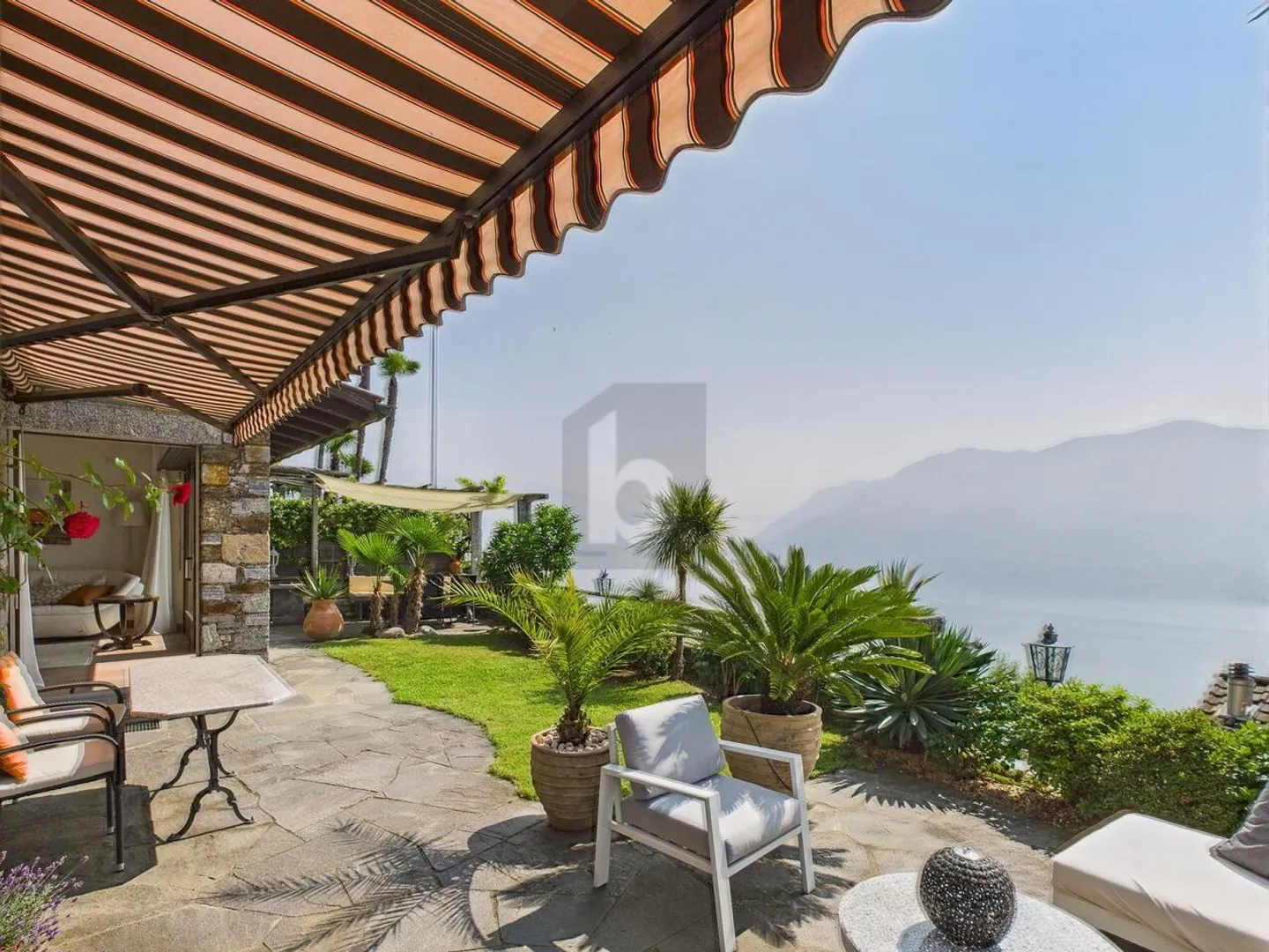 Elegantes Zuhause mit Garten und Seeblick - Foto 1 von 6