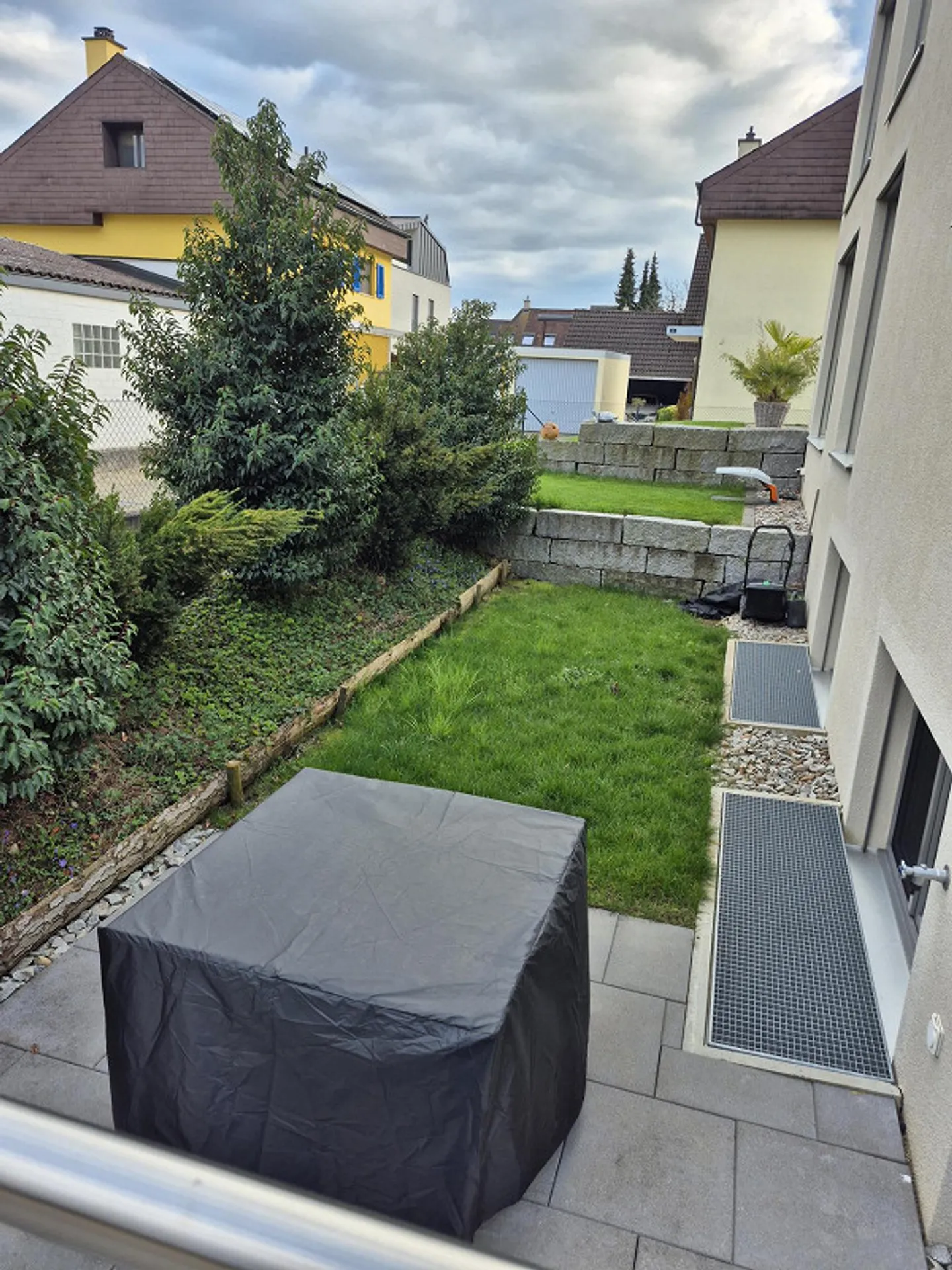Magnifique et lumineux appartement en sous-sol de 2 1/2 pièces avec jardin - Photo 4 sur 12