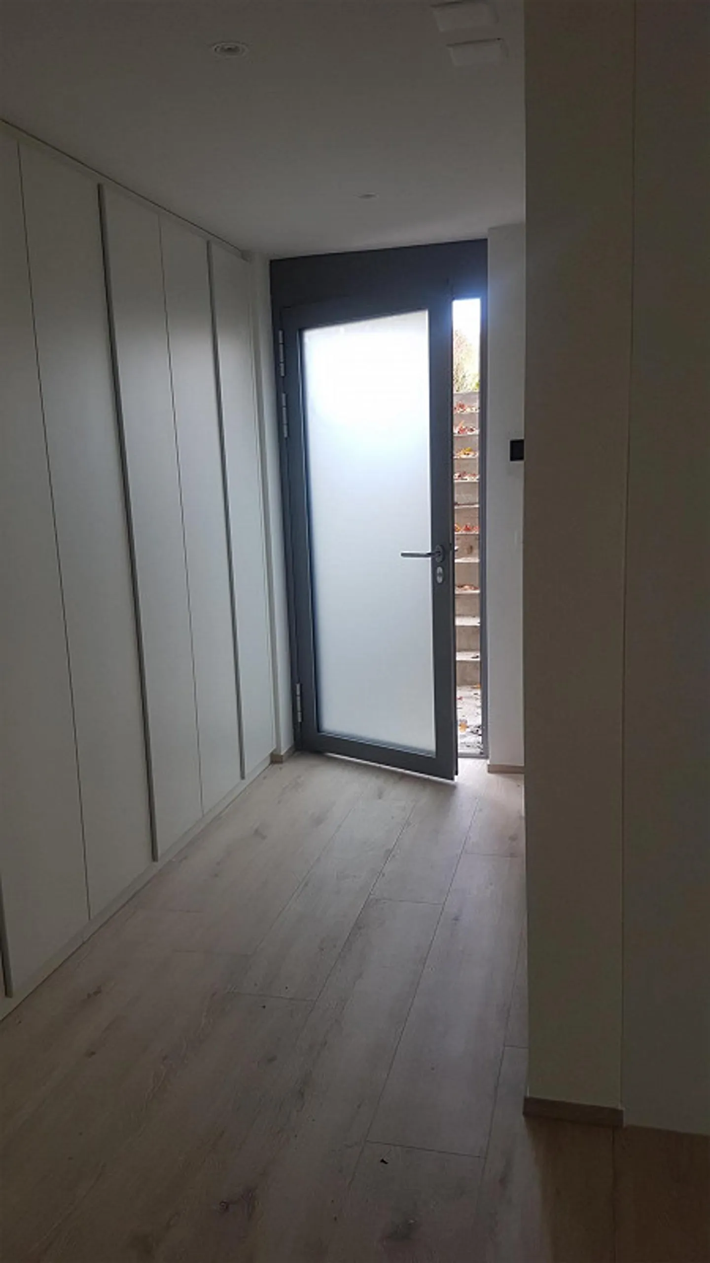 Magnifique et lumineux appartement en sous-sol de 2 1/2 pièces avec jardin - Photo 6 sur 12