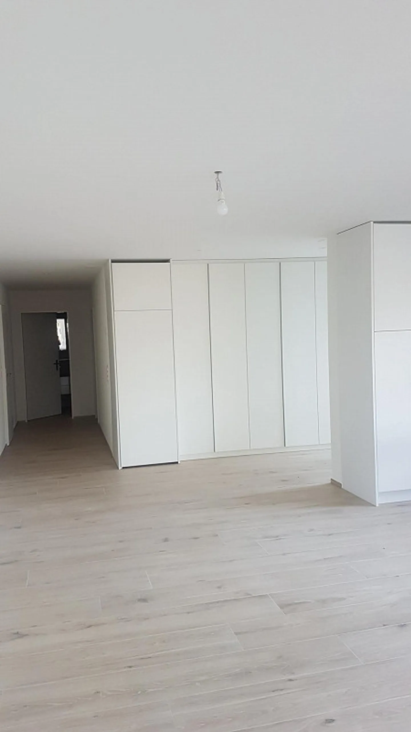 Magnifique et lumineux appartement en sous-sol de 2 1/2 pièces avec jardin - Photo 7 sur 12