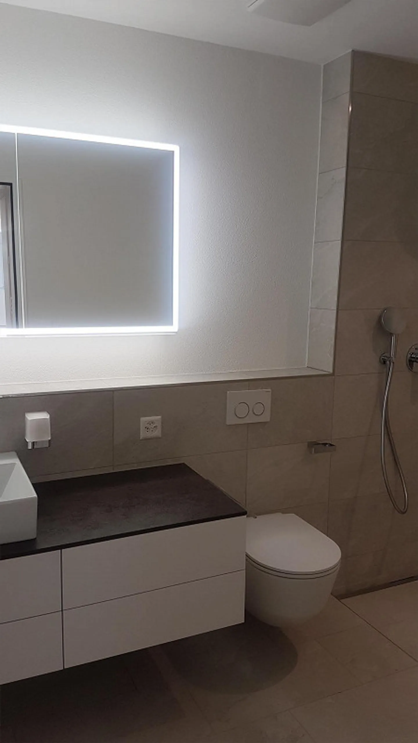 Magnifique et lumineux appartement en sous-sol de 2 1/2 pièces avec jardin - Photo 3 sur 12