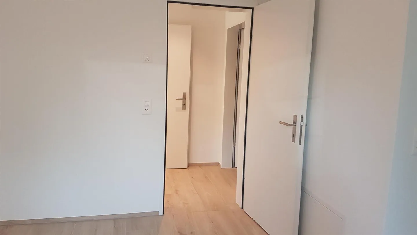 Magnifique et lumineux appartement en sous-sol de 2 1/2 pièces avec jardin - Photo 9 sur 12