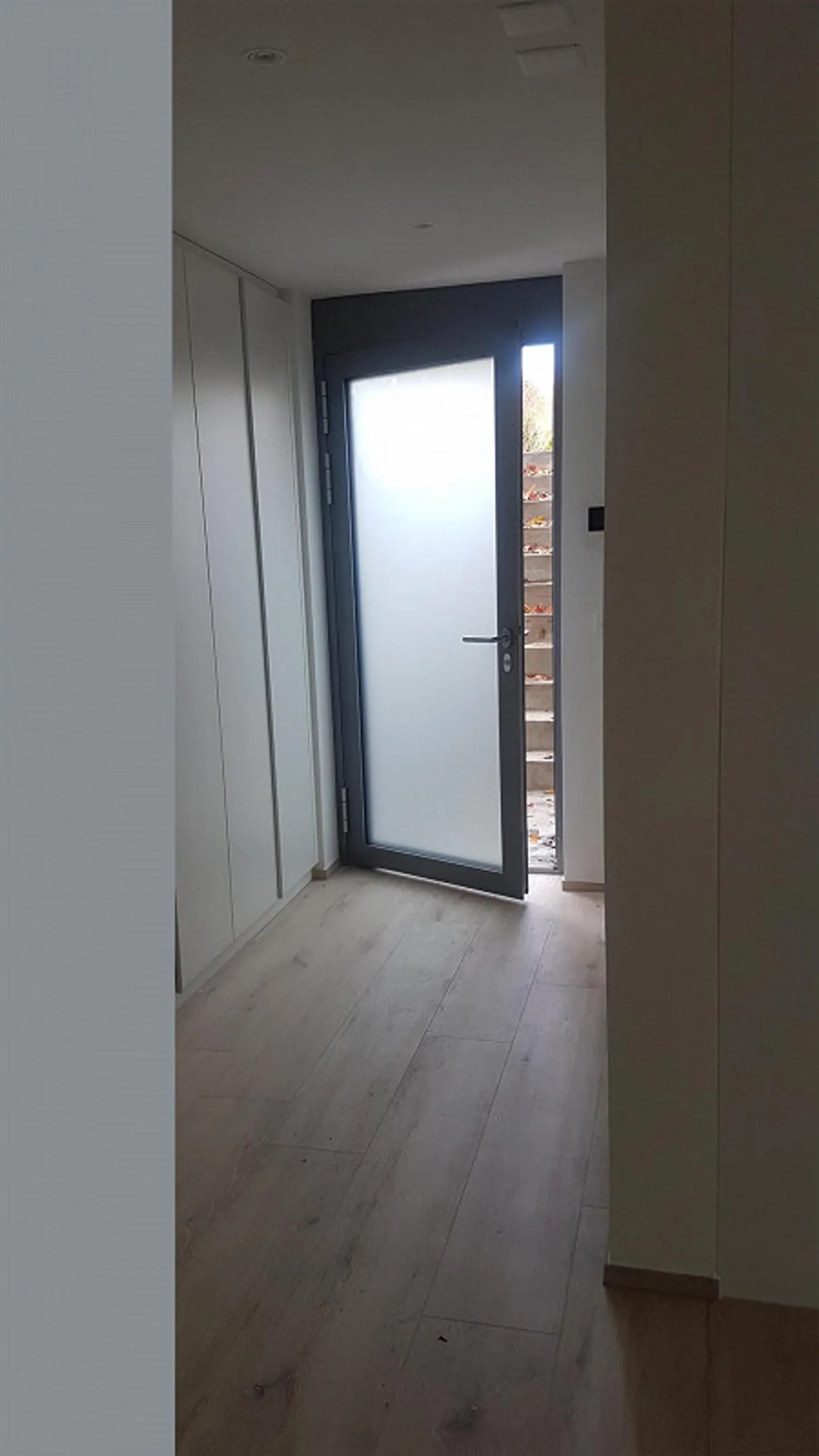Magnifique et lumineux appartement en sous-sol de 2 1/2 pièces avec jardin - Photo 10 sur 12