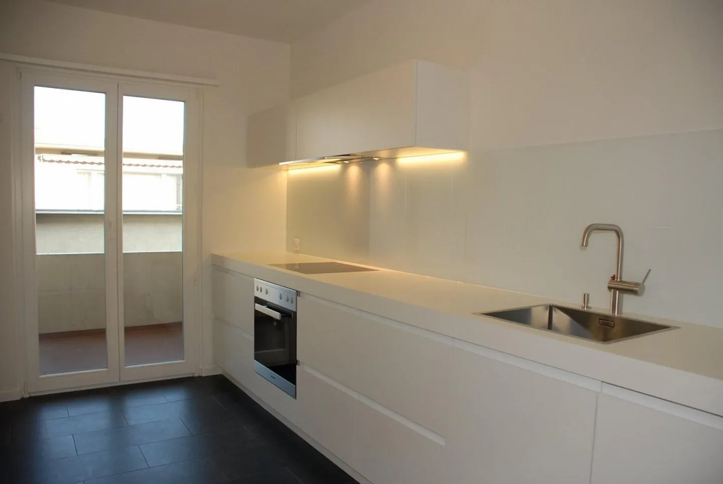 Modern 2-room apartment in the center of Basel - Photo 3 of 13