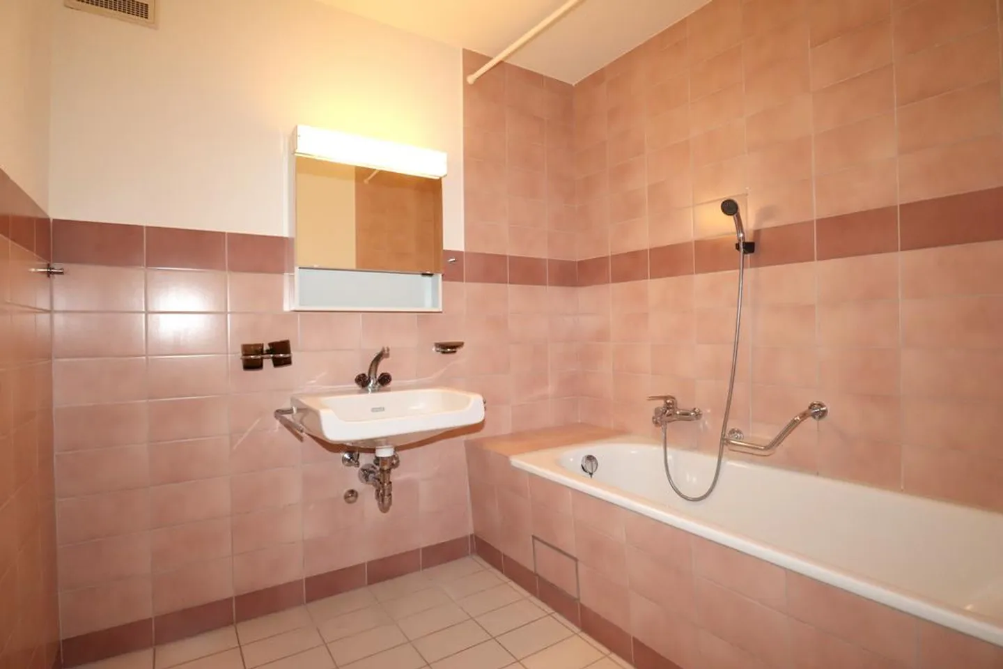Beautiful large and bright apartment in the city center - 1 month free - Photo 4 of 12