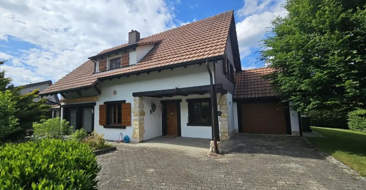 For sale in Malleray, 6.5-room house on a plot of 858 m² - Photo 1 of 12