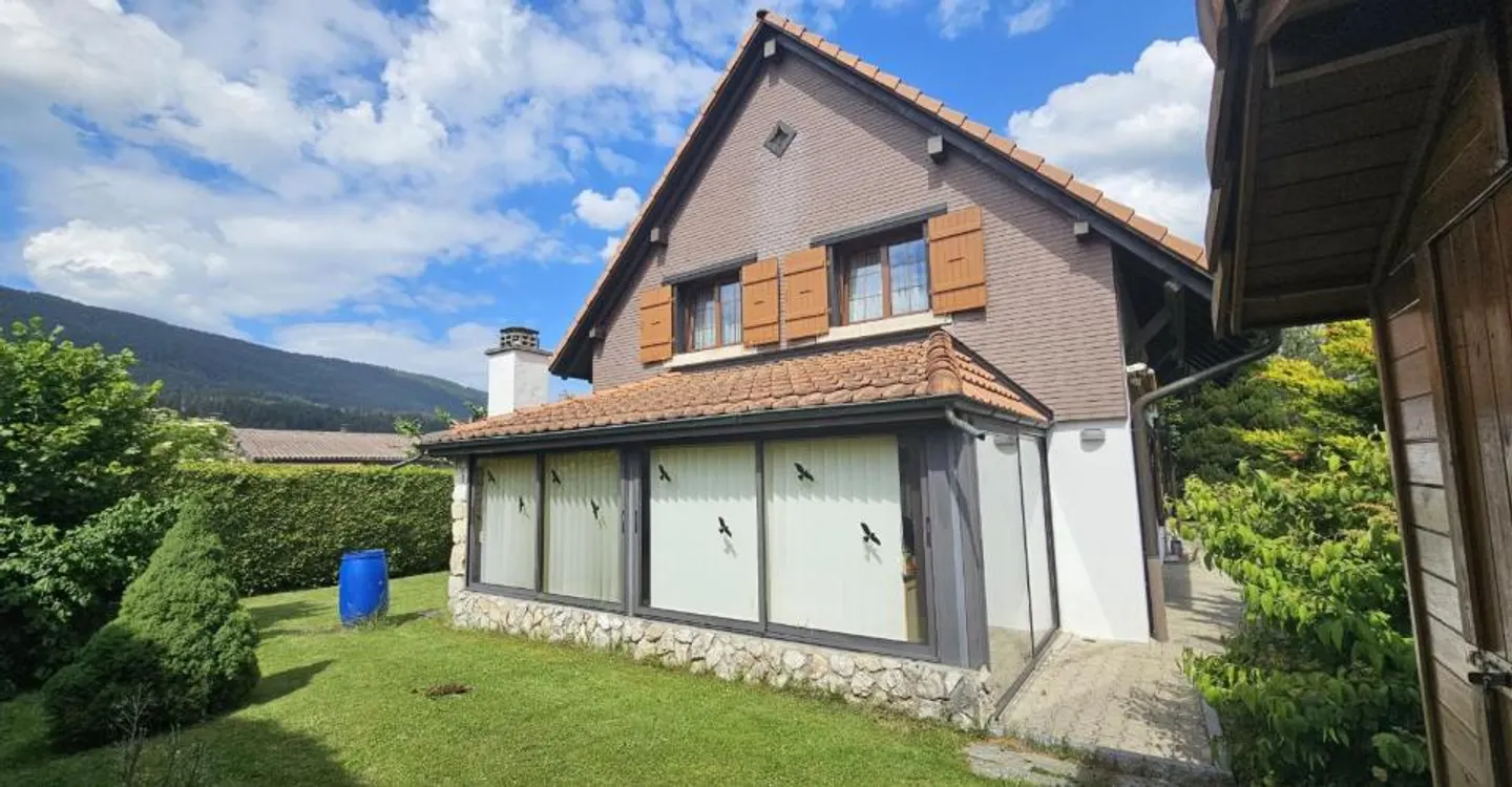 For sale in Malleray, 6.5-room house on a plot of 858 m² - Photo 2 of 12