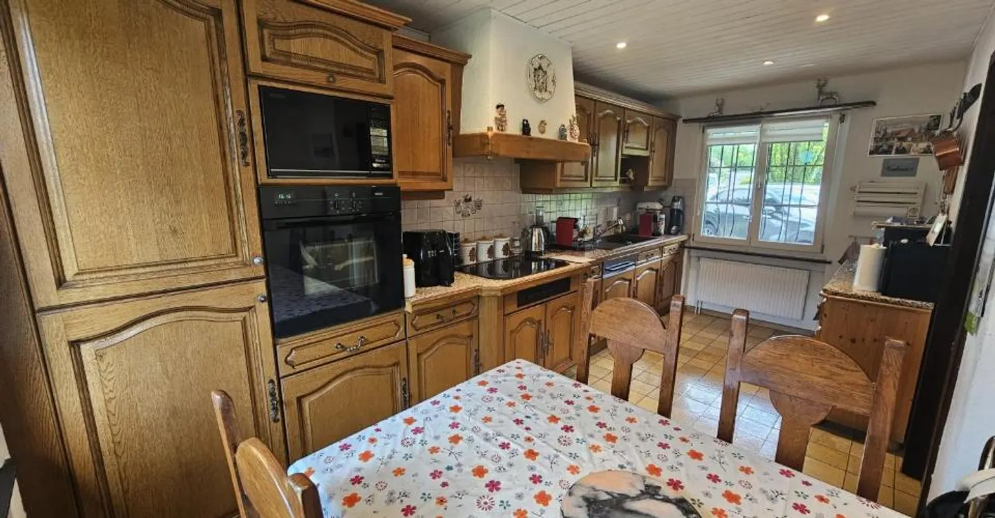 For sale in Malleray, 6.5-room house on a plot of 858 m² - Photo 6 of 12