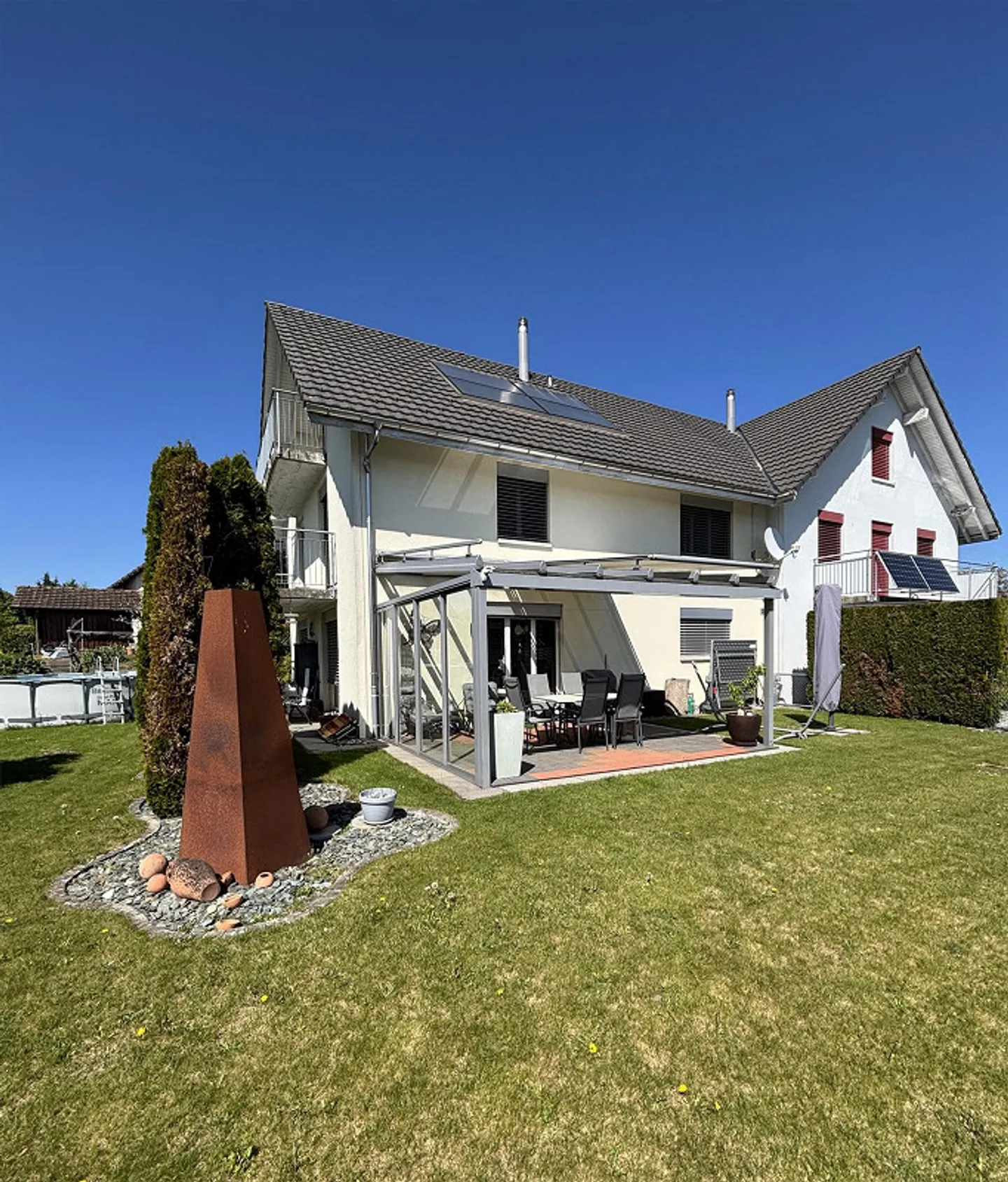 Maison semi-détachée de 5 ½ pièces dans un emplacement ensoleillé et calme - Photo 1 sur 25