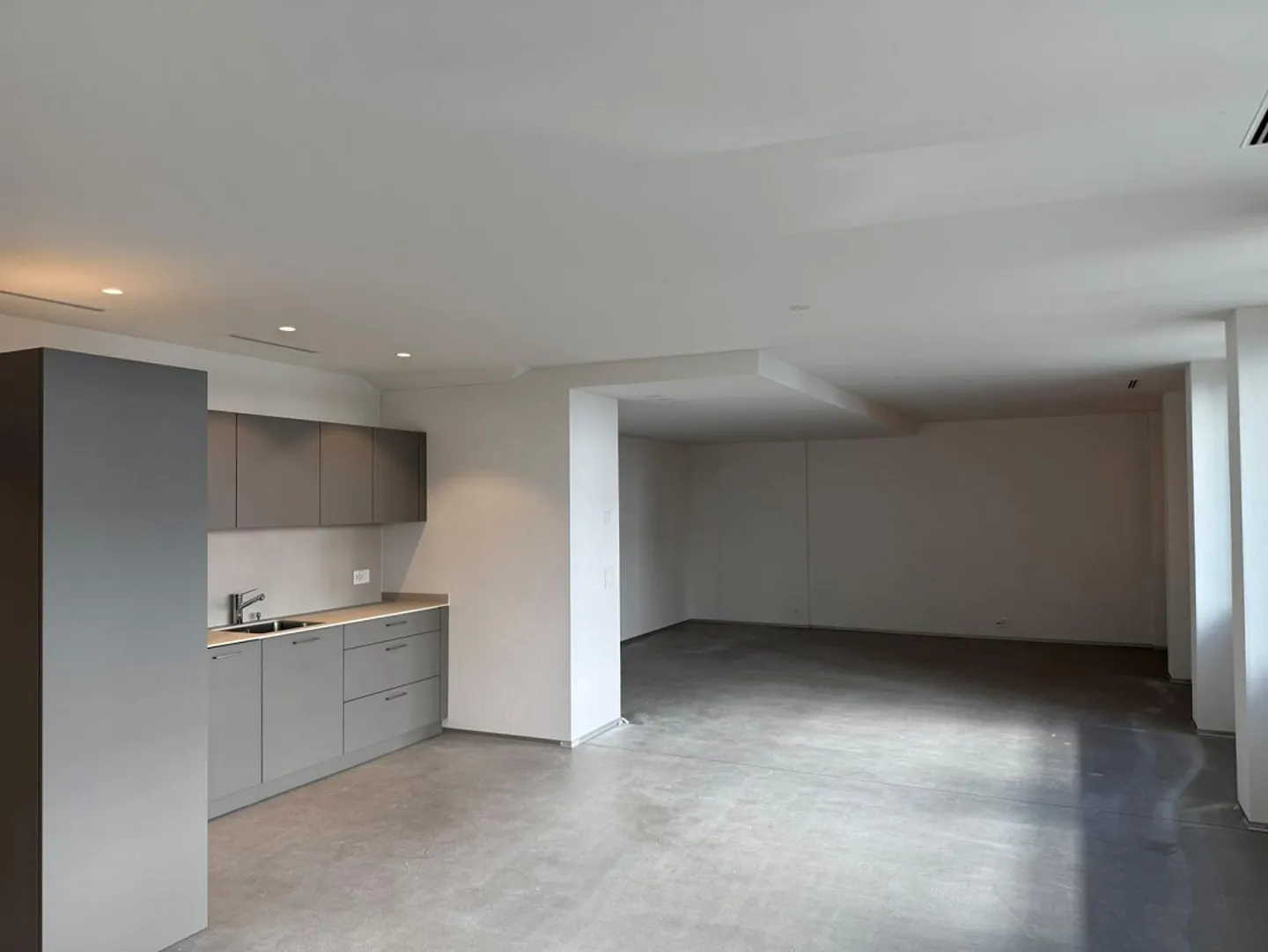 Modern office in a central location in Opfikon for rent! - Photo 2 of 5
