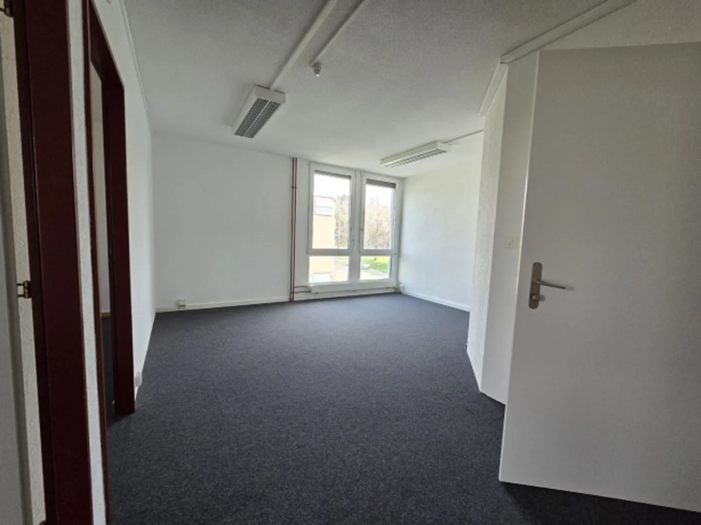 "Plug & Play" Offices of 50m² Very Well Located in Crissier - Photo 2 of 7