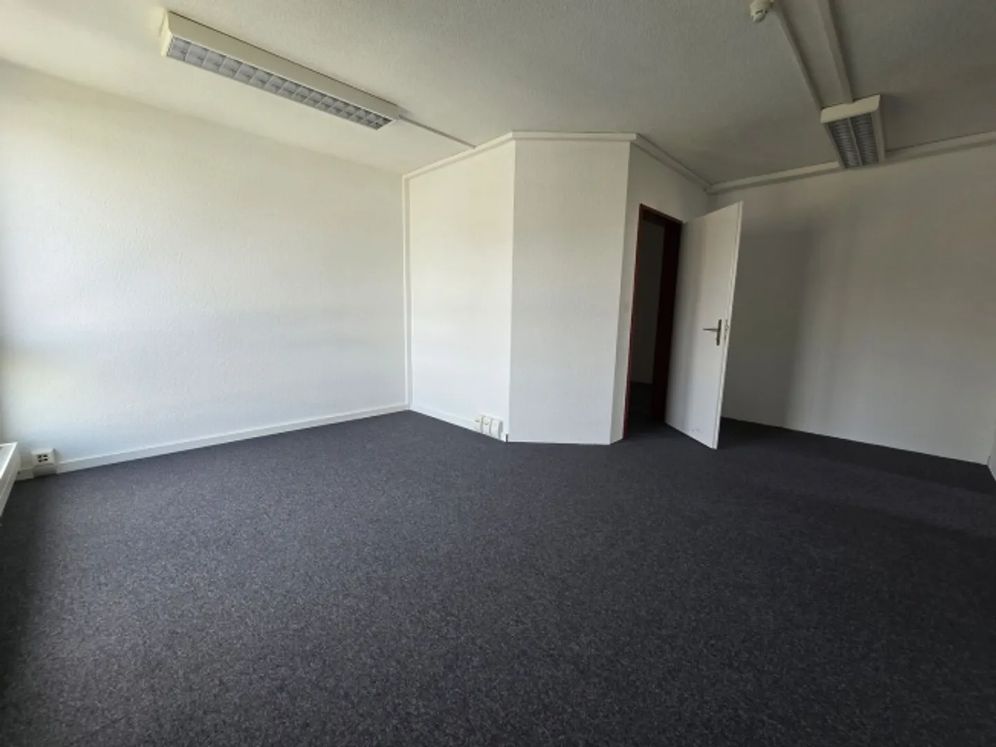 "Plug & Play" Offices of 50m² Very Well Located in Crissier - Photo 3 of 7