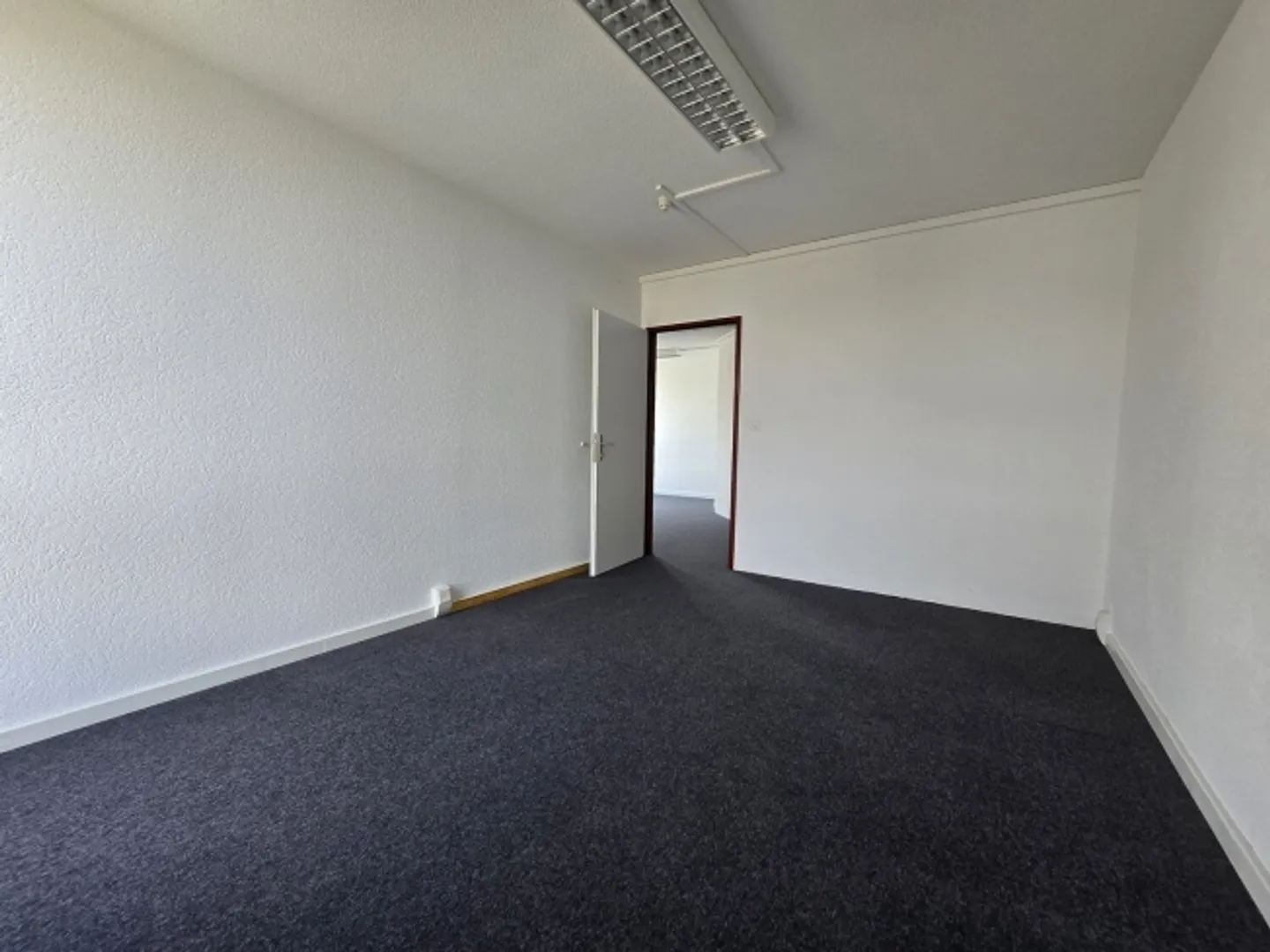 "Plug & Play" Offices of 50m² Very Well Located in Crissier - Photo 5 of 7