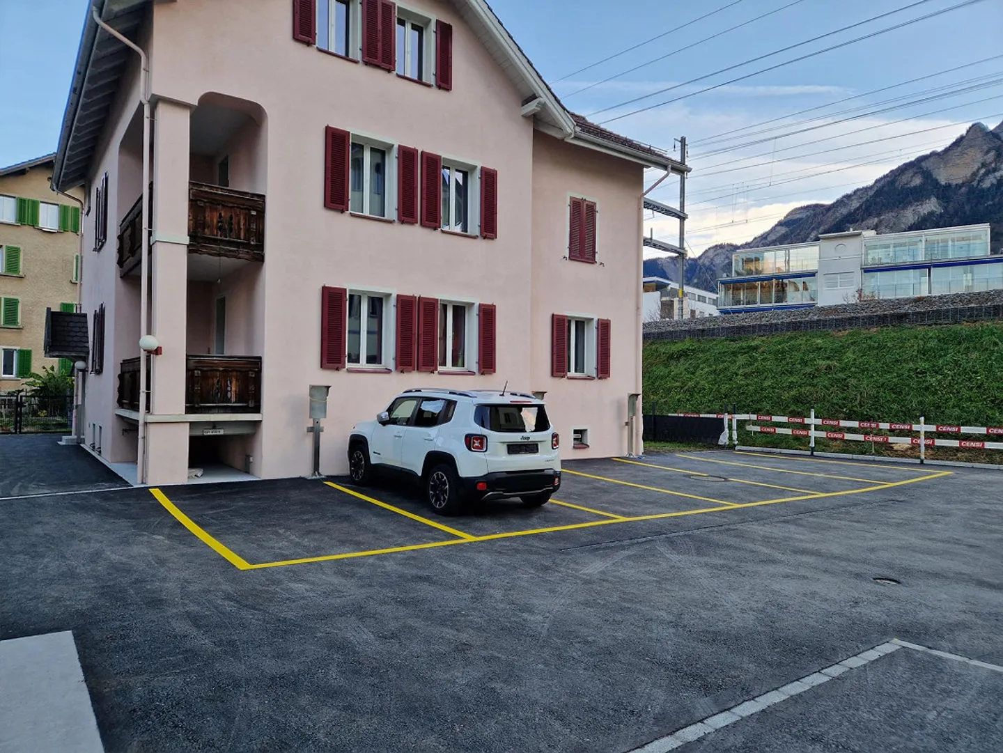 Place de parking extérieur (station de recharge disponible) à louer - Photo 1 sur 2