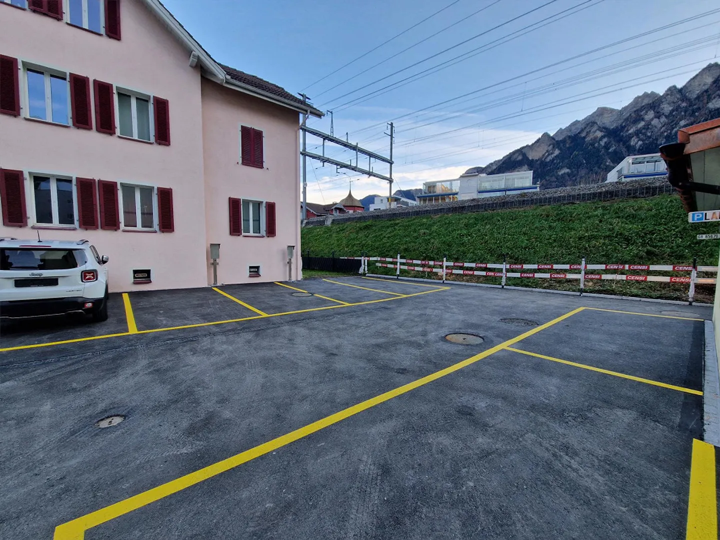 Place de parking extérieur (station de recharge disponible) à louer - Photo 2 sur 2