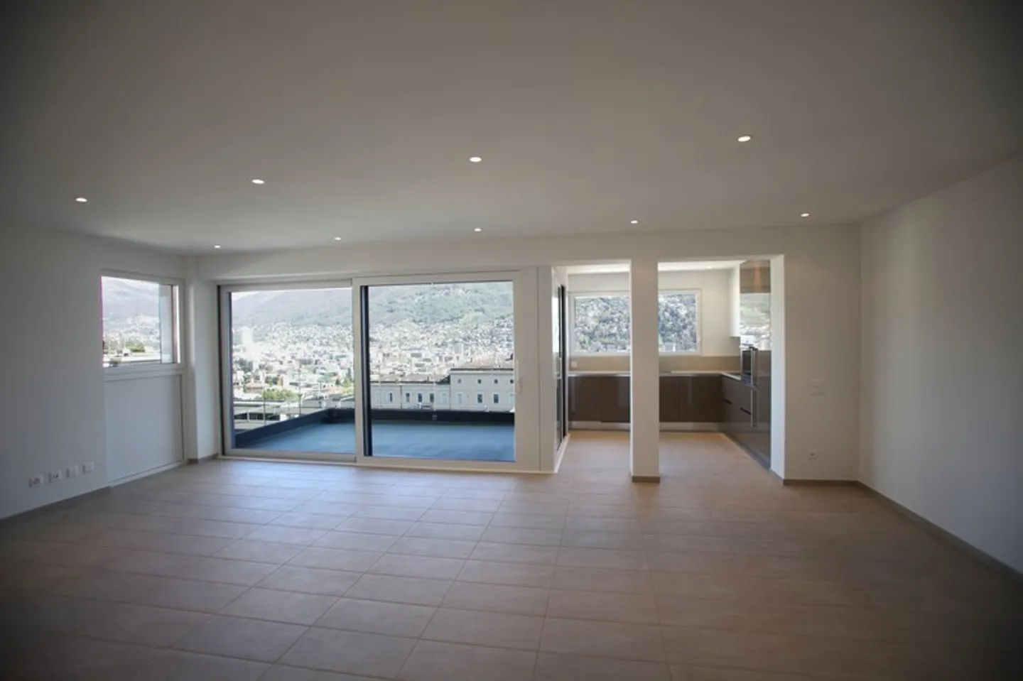 HELL 4.5 ZIMMER NAHE DEM ZENTRUM VON LUGANO - Foto 2 von 10