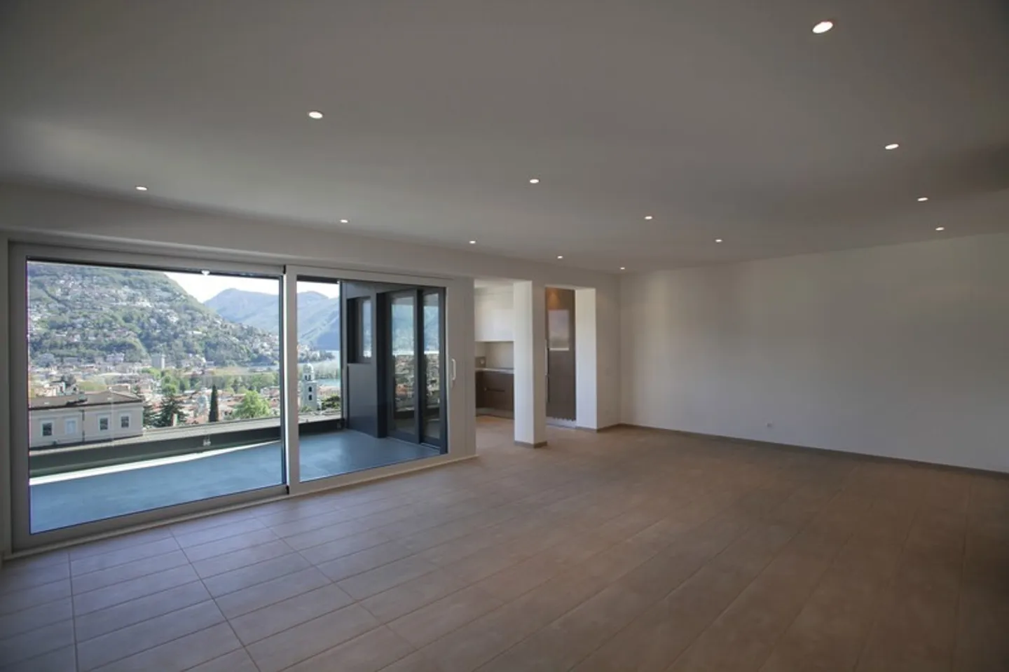 HELL 4.5 ZIMMER NAHE DEM ZENTRUM VON LUGANO - Foto 1 von 10