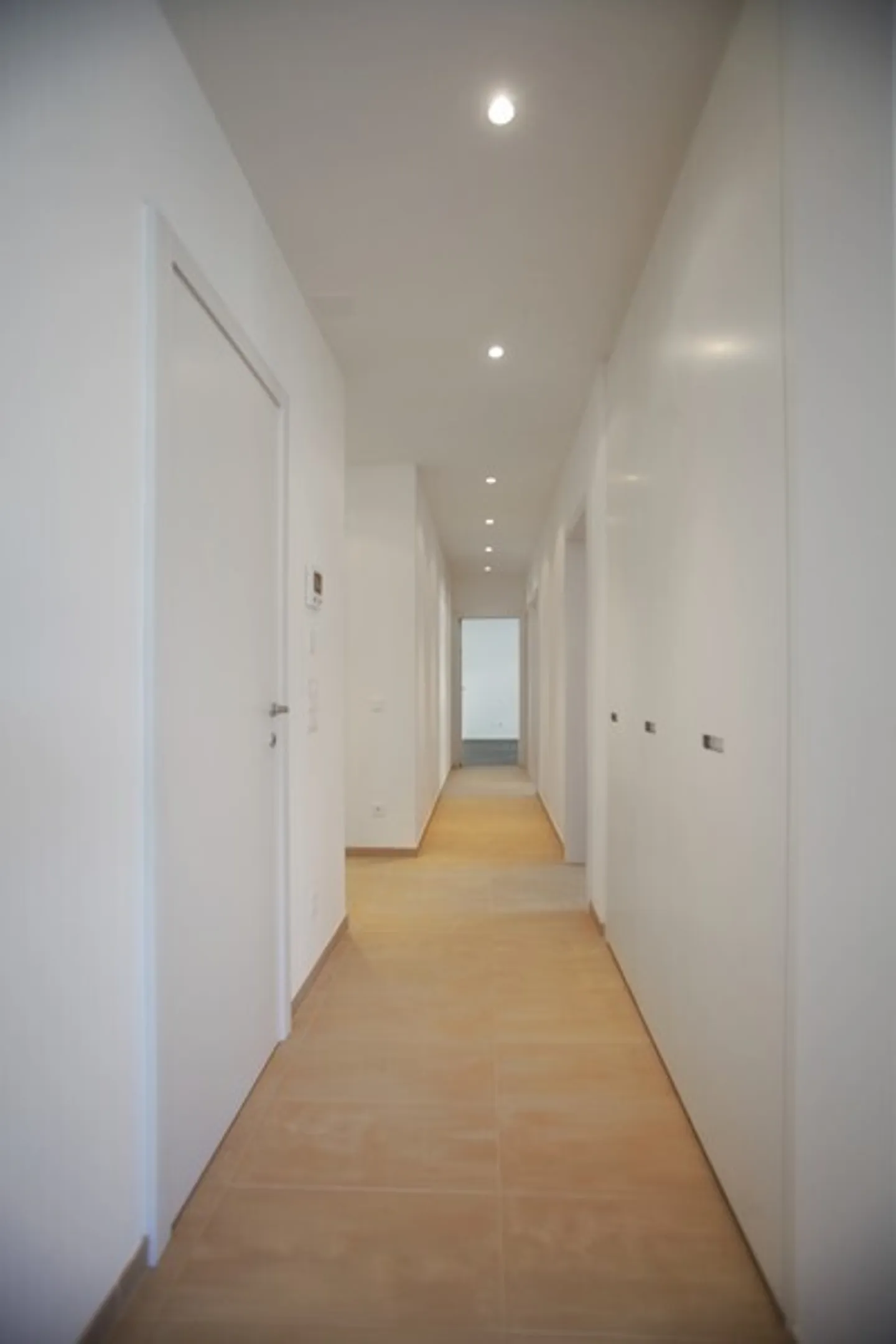 HELL 4.5 ZIMMER NAHE DEM ZENTRUM VON LUGANO - Foto 8 von 10