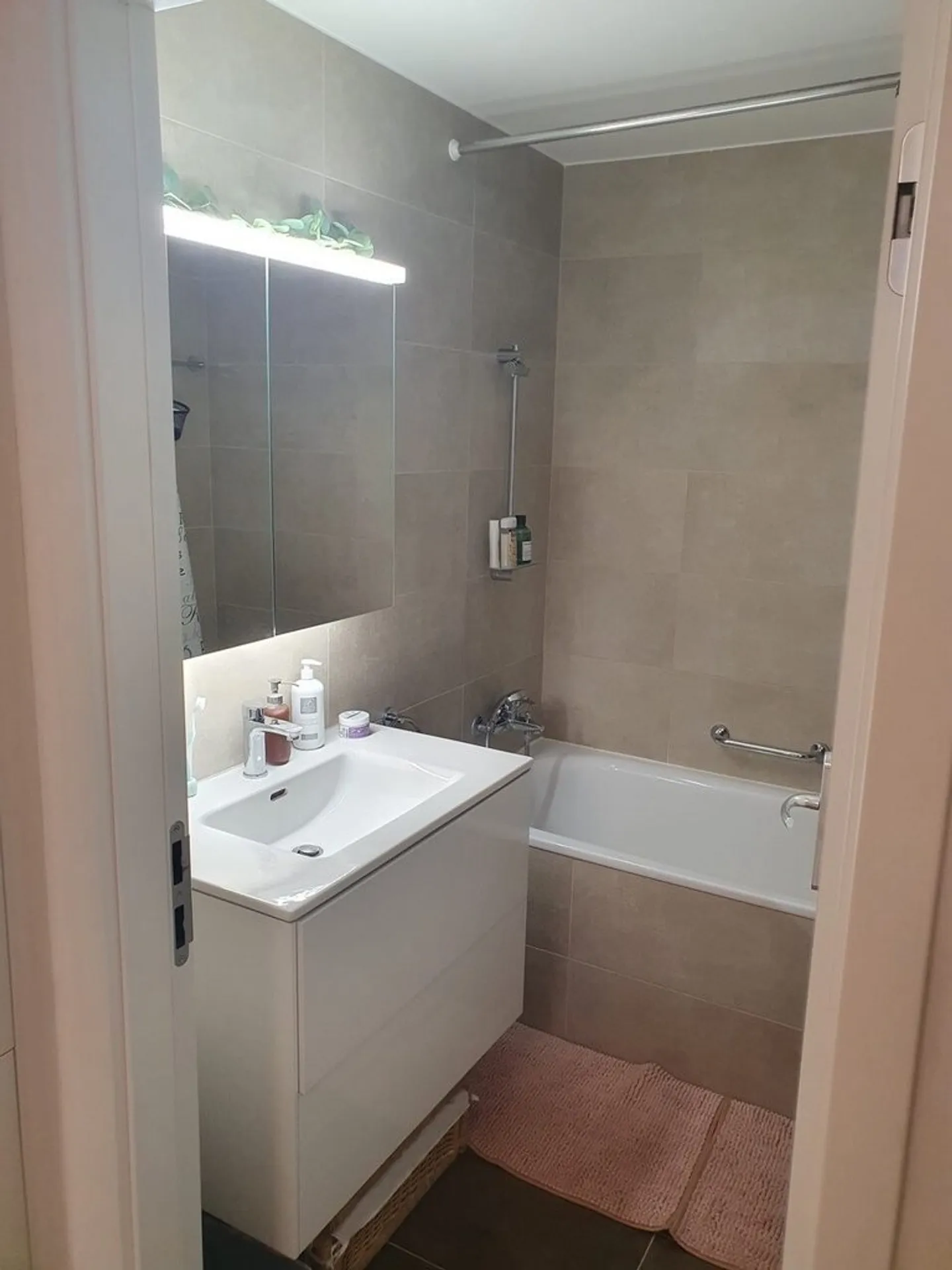 Charming renovated studio in Villeneuve - Photo 4 of 5