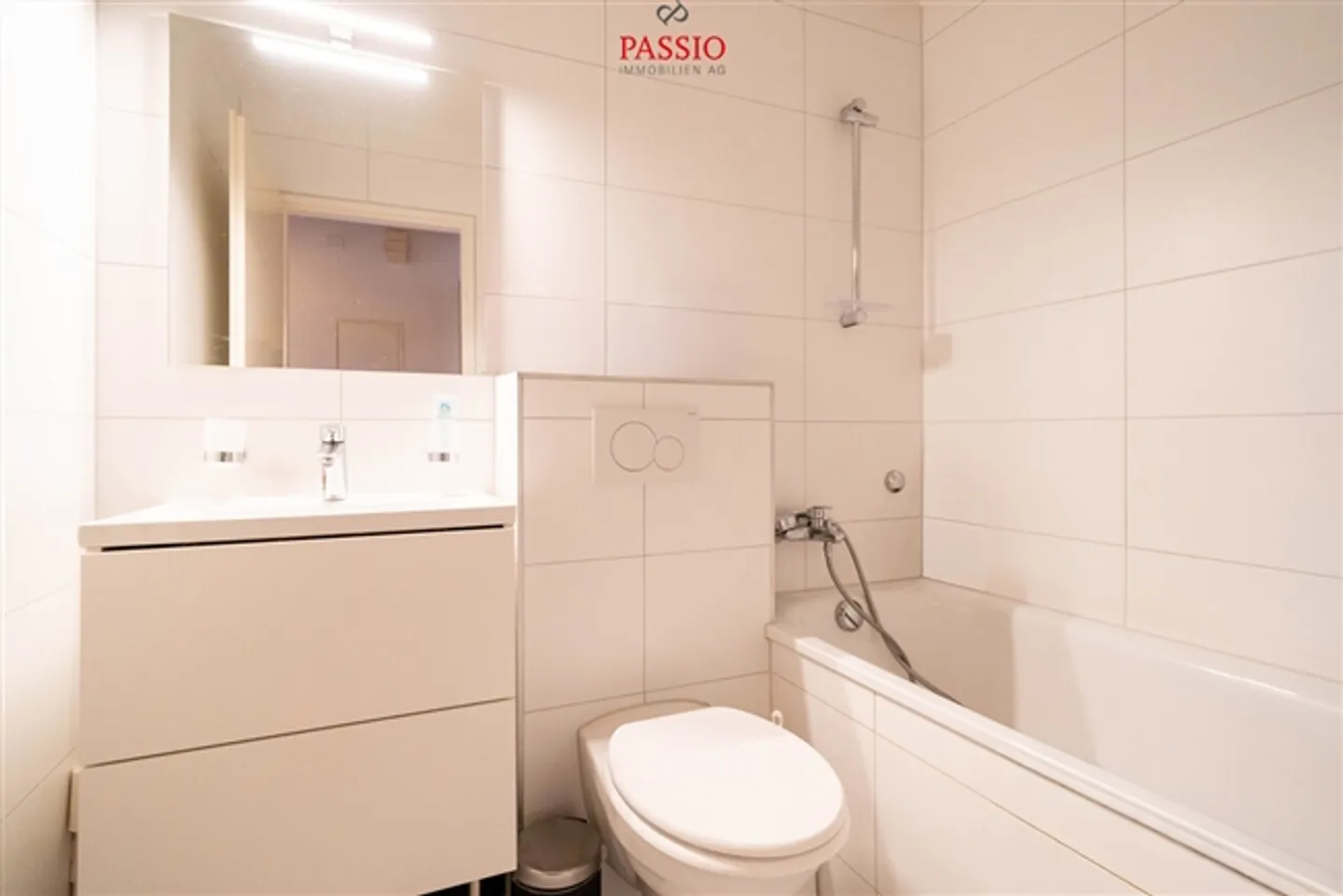 Appartement rénové et loué de 2,5 pièces au 3ème étage - Photo 2 sur 9