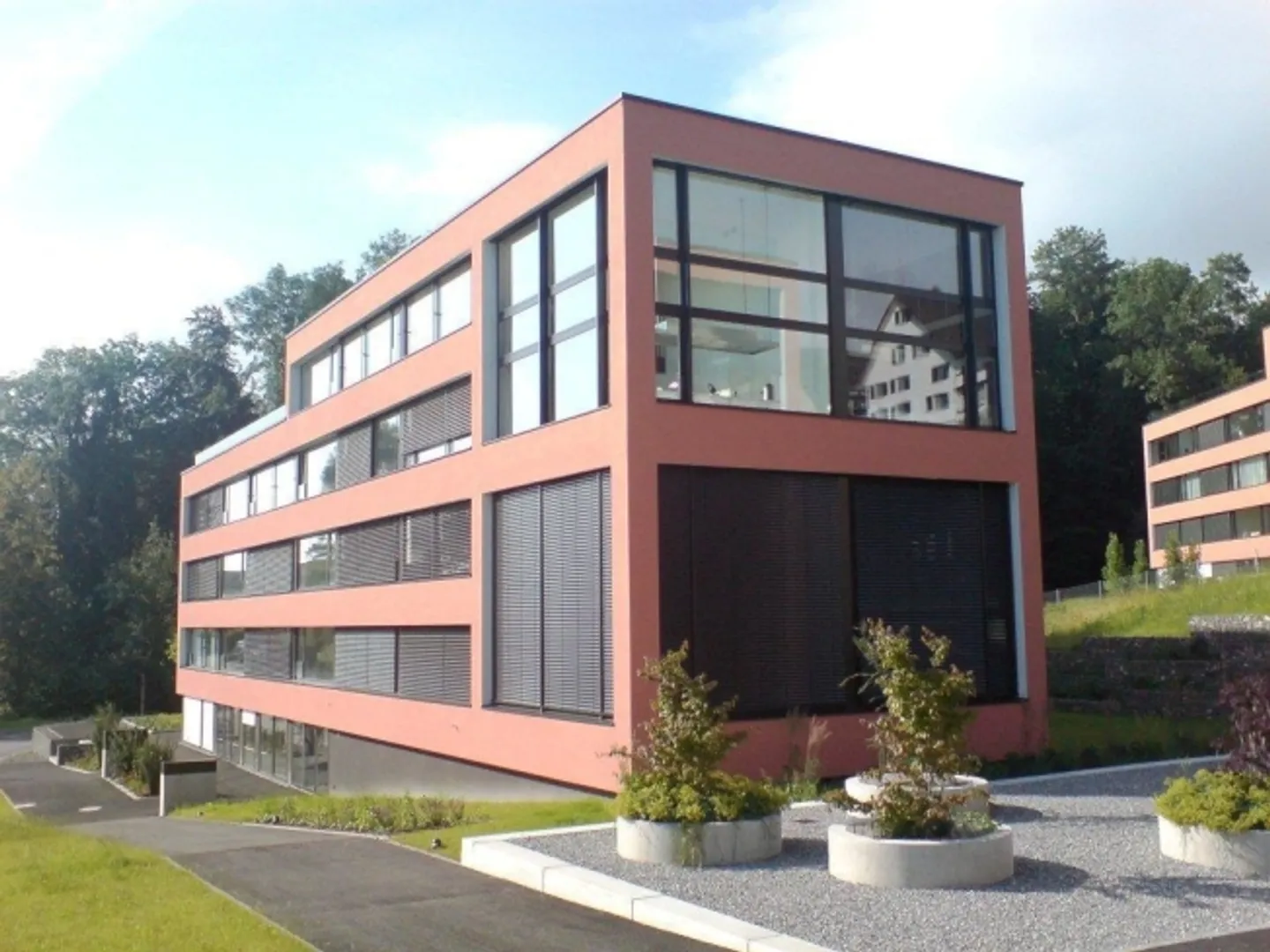 Espace pour vos idées - Bureau spacieux de 110m2 avec salle de stockage au sous-sol - Photo 1 sur 4