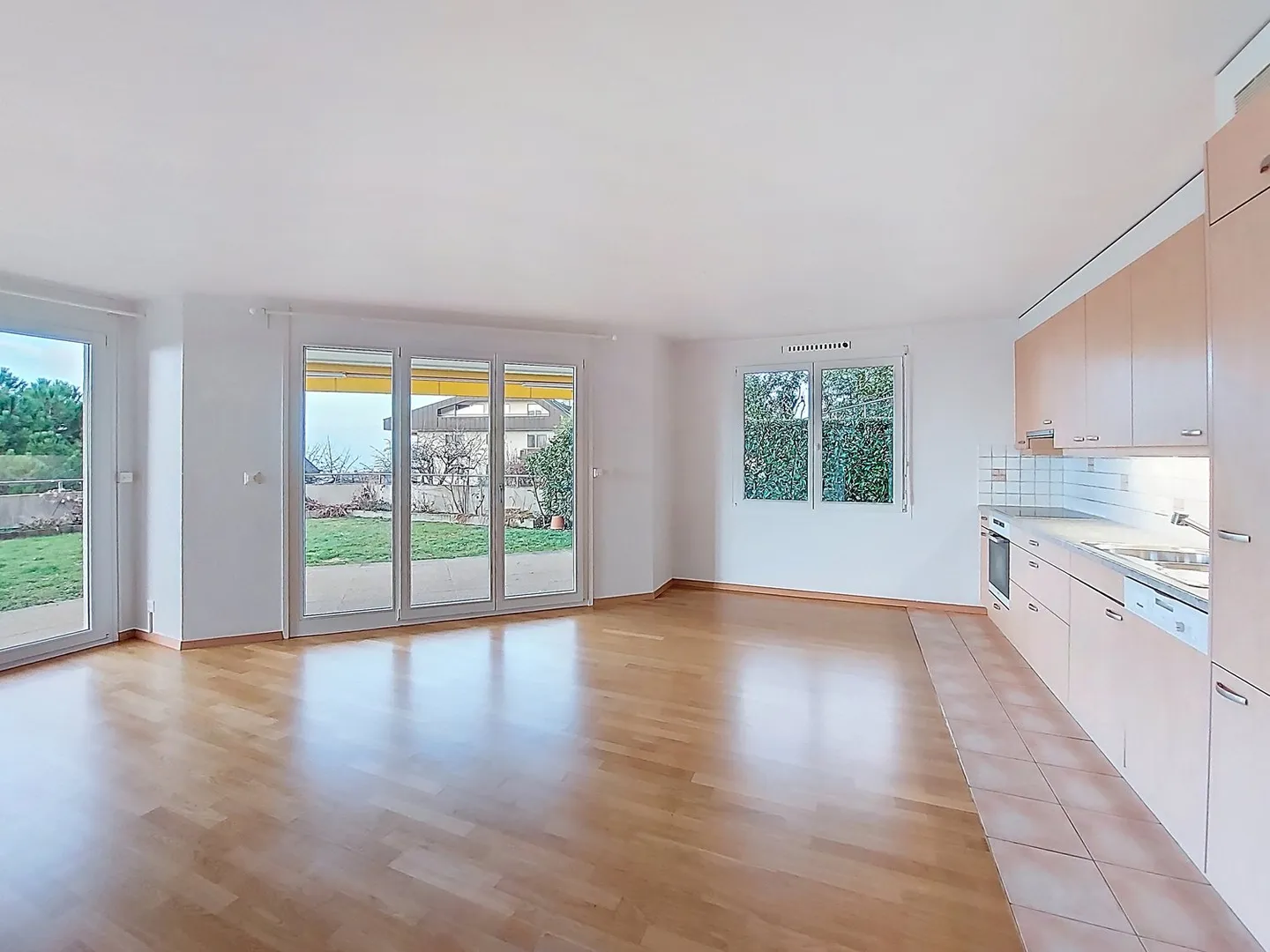 Prachtvolle 3.5-Zimmer-Wohnung mit Terrasse und Garten, freier Blick auf den See - Foto 1 von 13