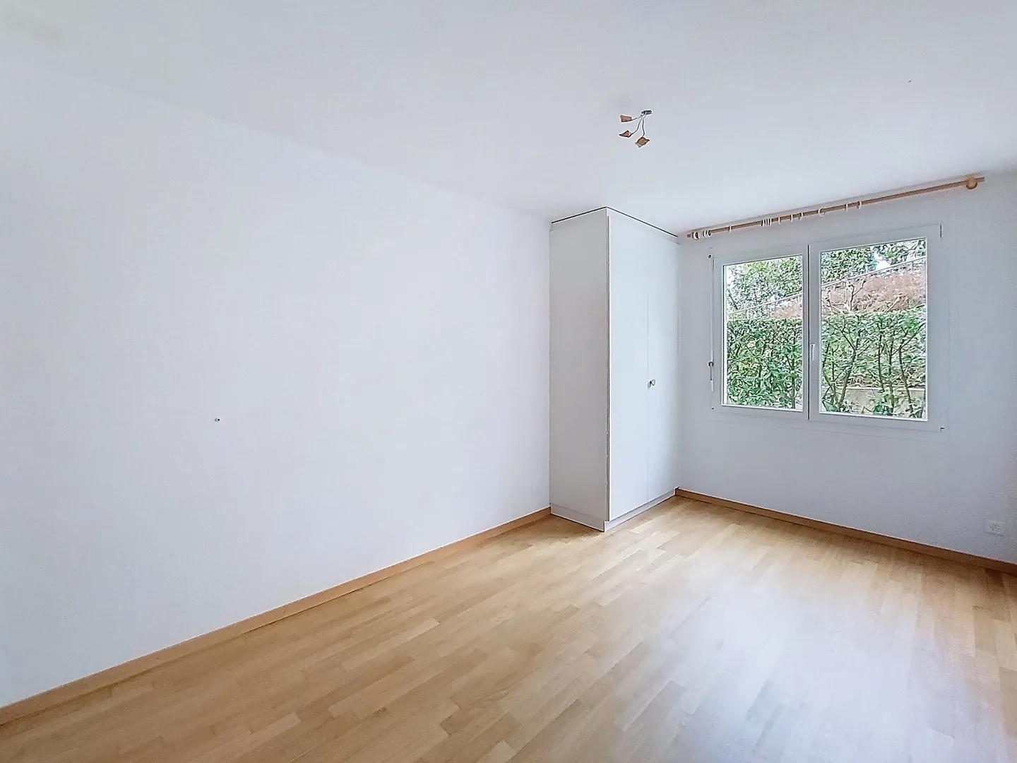 Prachtvolle 3.5-Zimmer-Wohnung mit Terrasse und Garten, freier Blick auf den See - Foto 5 von 13