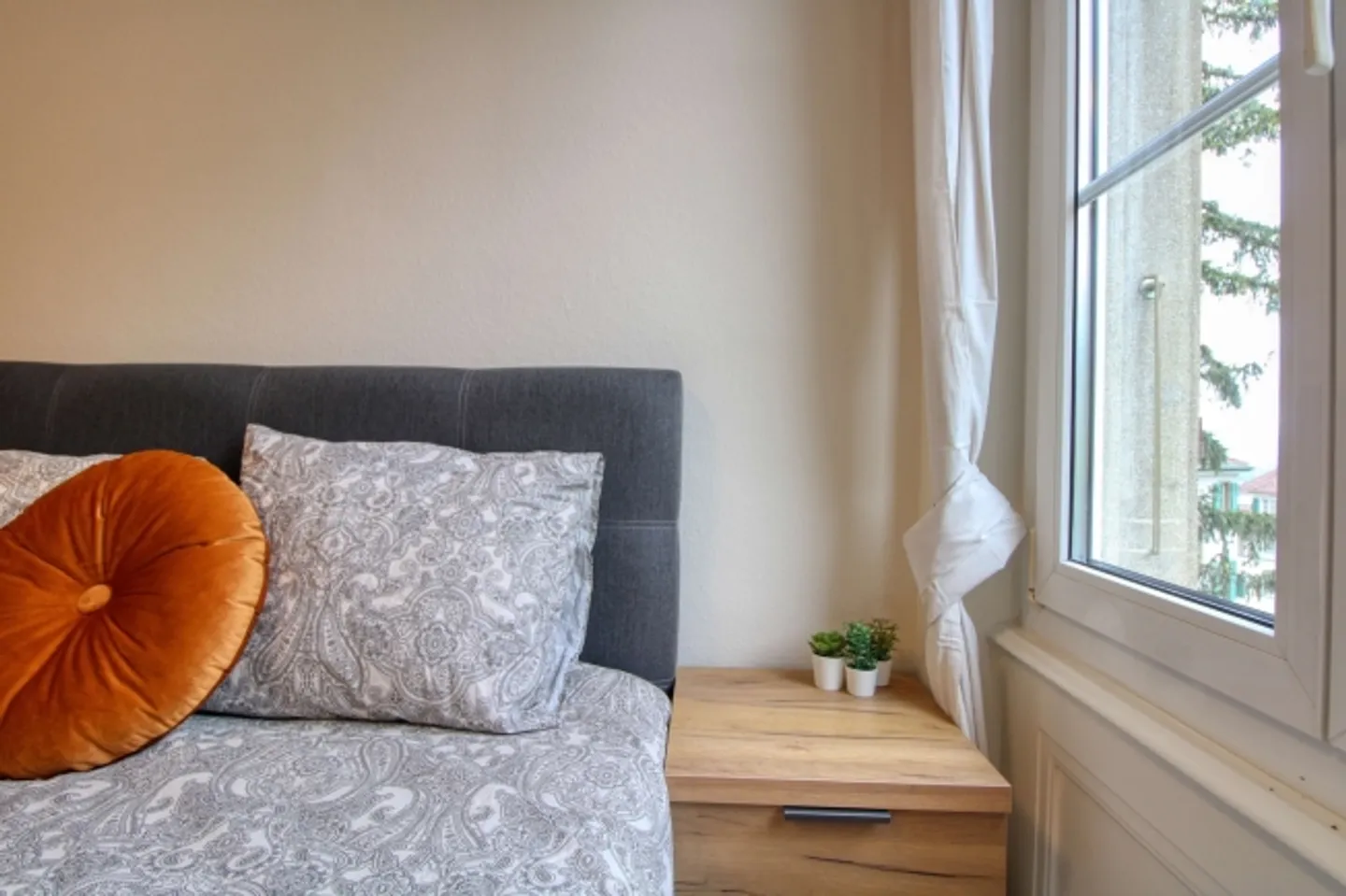 Comfort and Community in Lausanne - Photo 9 of 13