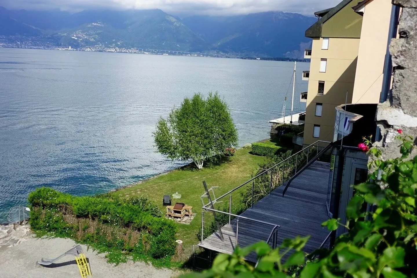 2,5 Zimmer im Dachgeschoss mit Blick auf den See - Foto 9 von 11