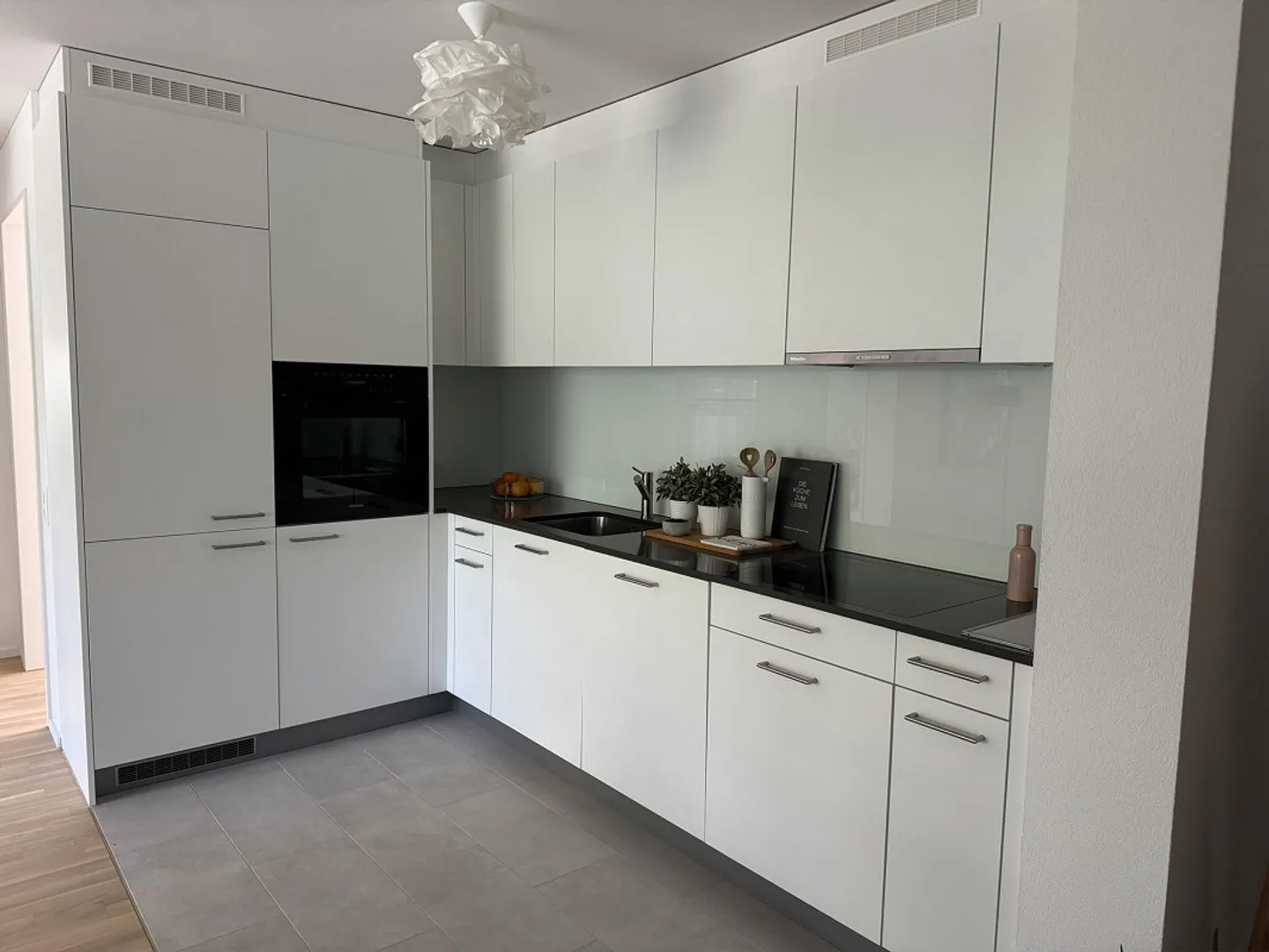 Moderne 3,5-Zimmer-Wohnung mit Loggia - Foto 3 von 14