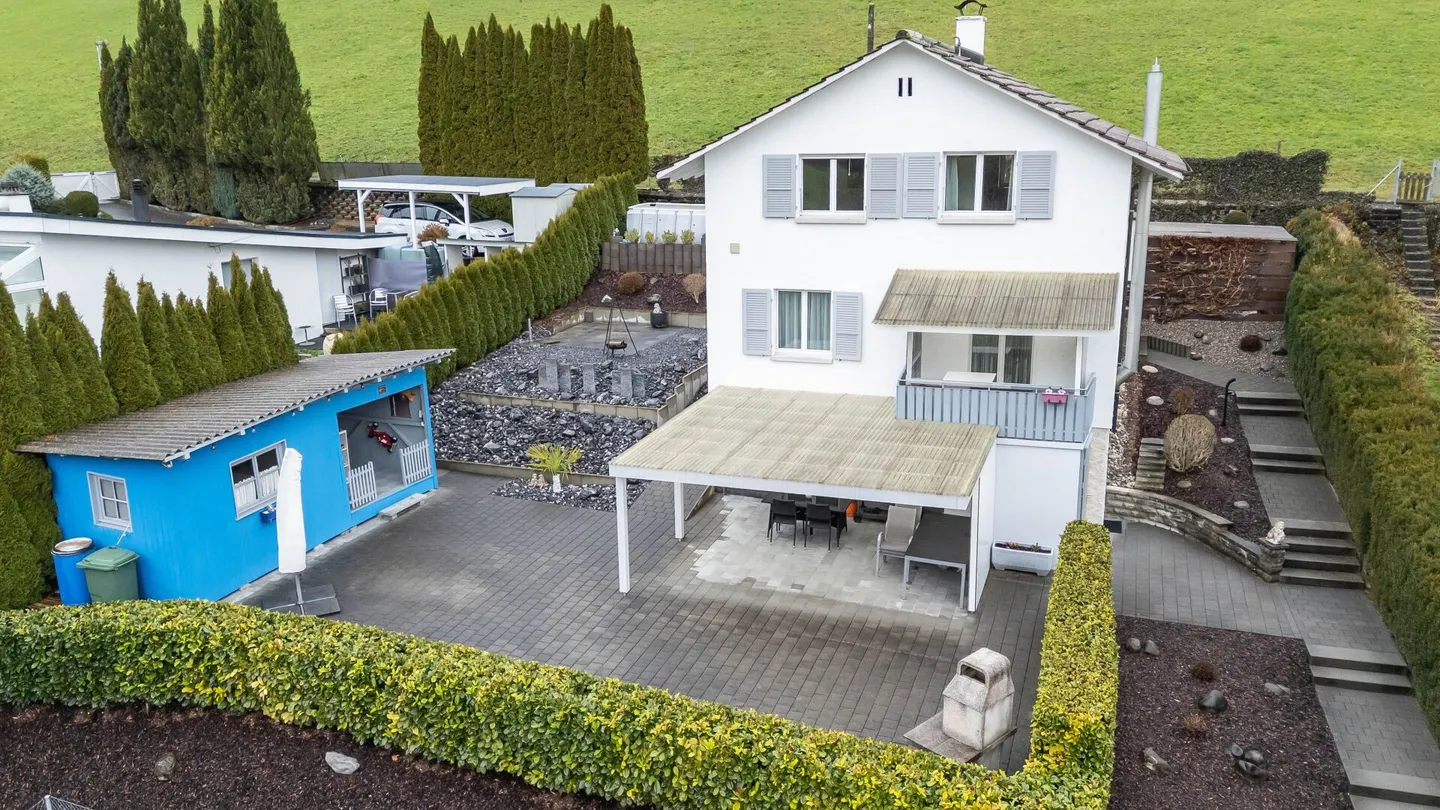 Charmantes Einfamilienhaus in erhöhter Lage mit vielseitigen Nutzungsmöglichkeiten. - Foto 1 von 13