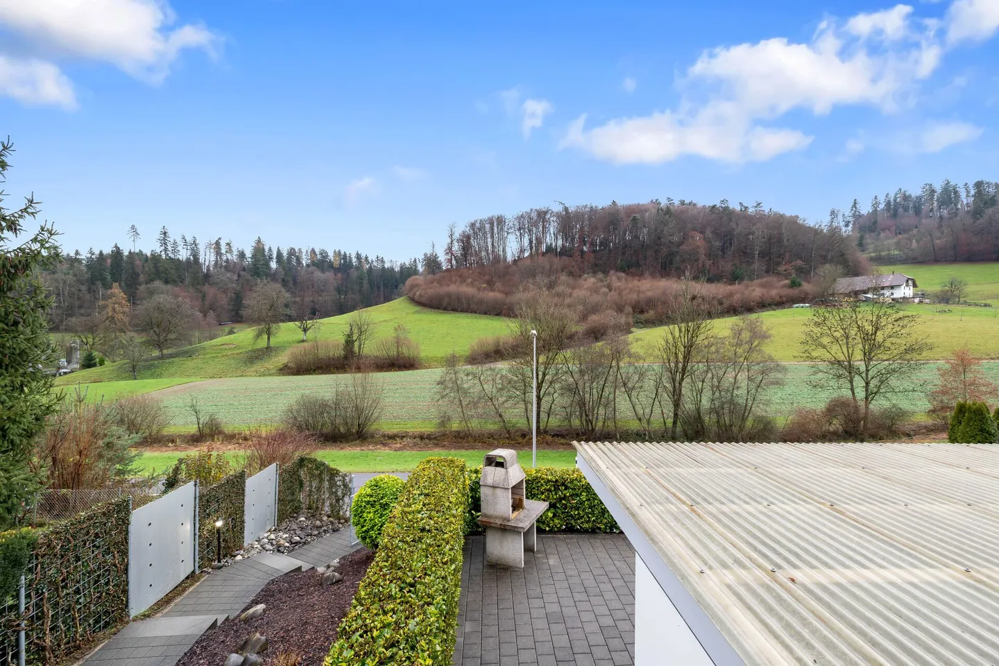 Charmantes Einfamilienhaus in erhöhter Lage mit vielseitigen Nutzungsmöglichkeiten. - Foto 2 von 13