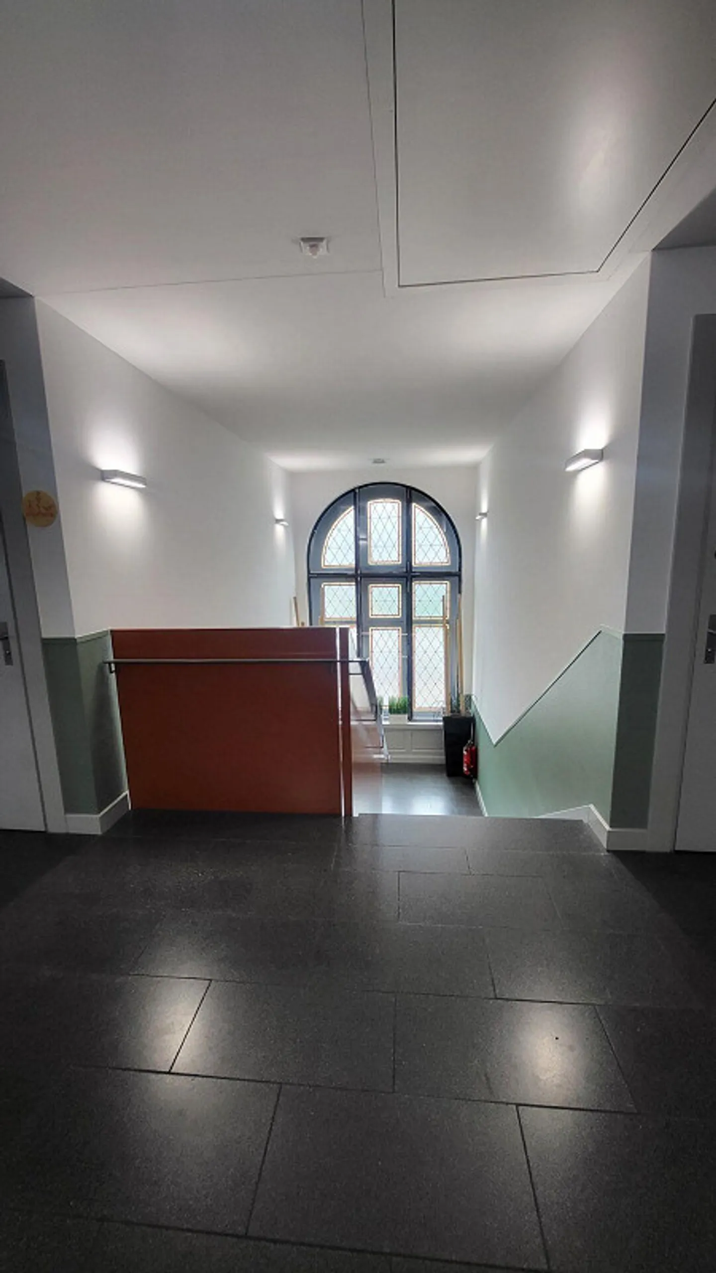 Spazi per uffici e commerciali centrali e luminosi direttamente alla stazione ferroviaria di Bülach - Foto 4 di 12