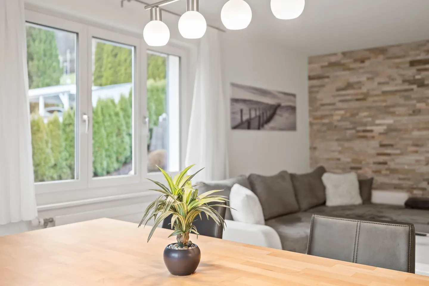 Charmantes Einfamilienhaus in erhöhter Lage mit vielseitigen Nutzungsmöglichkeiten. - Foto 3 von 13