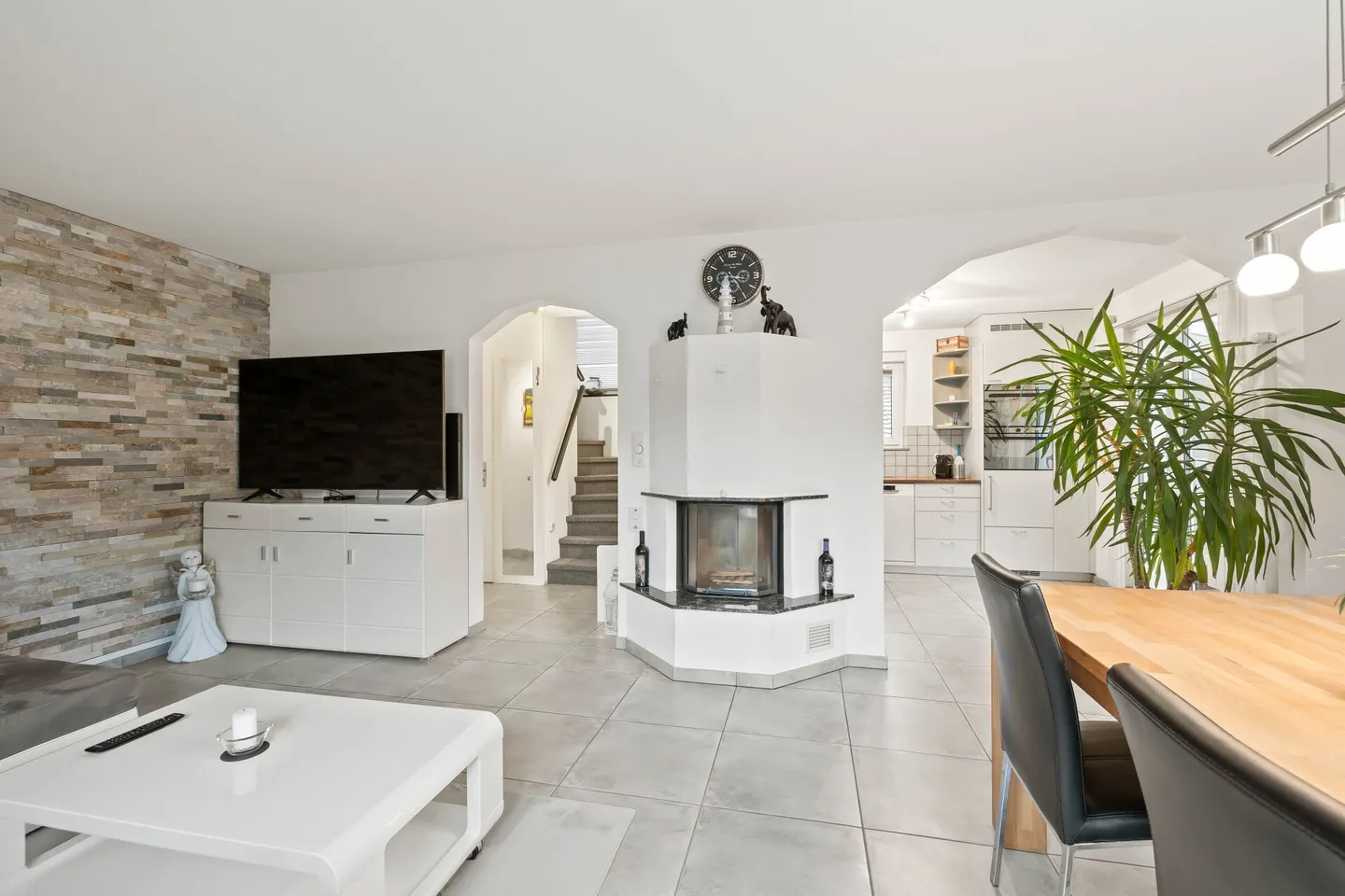 Charmantes Einfamilienhaus in erhöhter Lage mit vielseitigen Nutzungsmöglichkeiten. - Foto 4 von 13