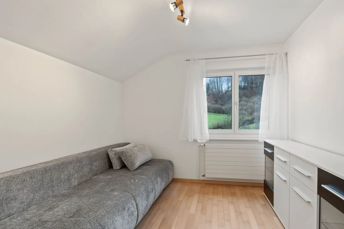 Charmantes Einfamilienhaus in erhöhter Lage mit vielseitigen Nutzungsmöglichkeiten. - Foto 7 von 13