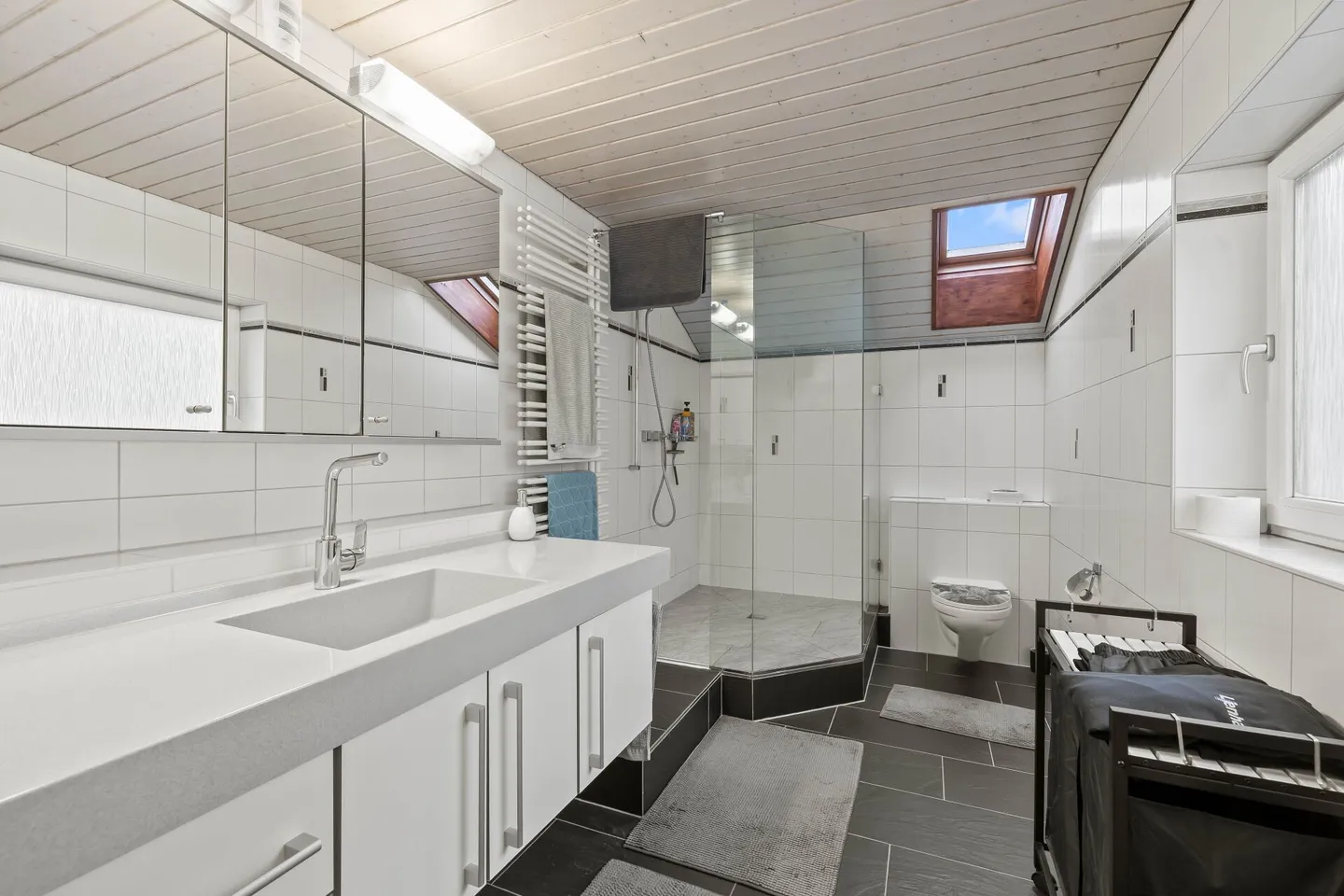 Charmantes Einfamilienhaus in erhöhter Lage mit vielseitigen Nutzungsmöglichkeiten. - Foto 8 von 13