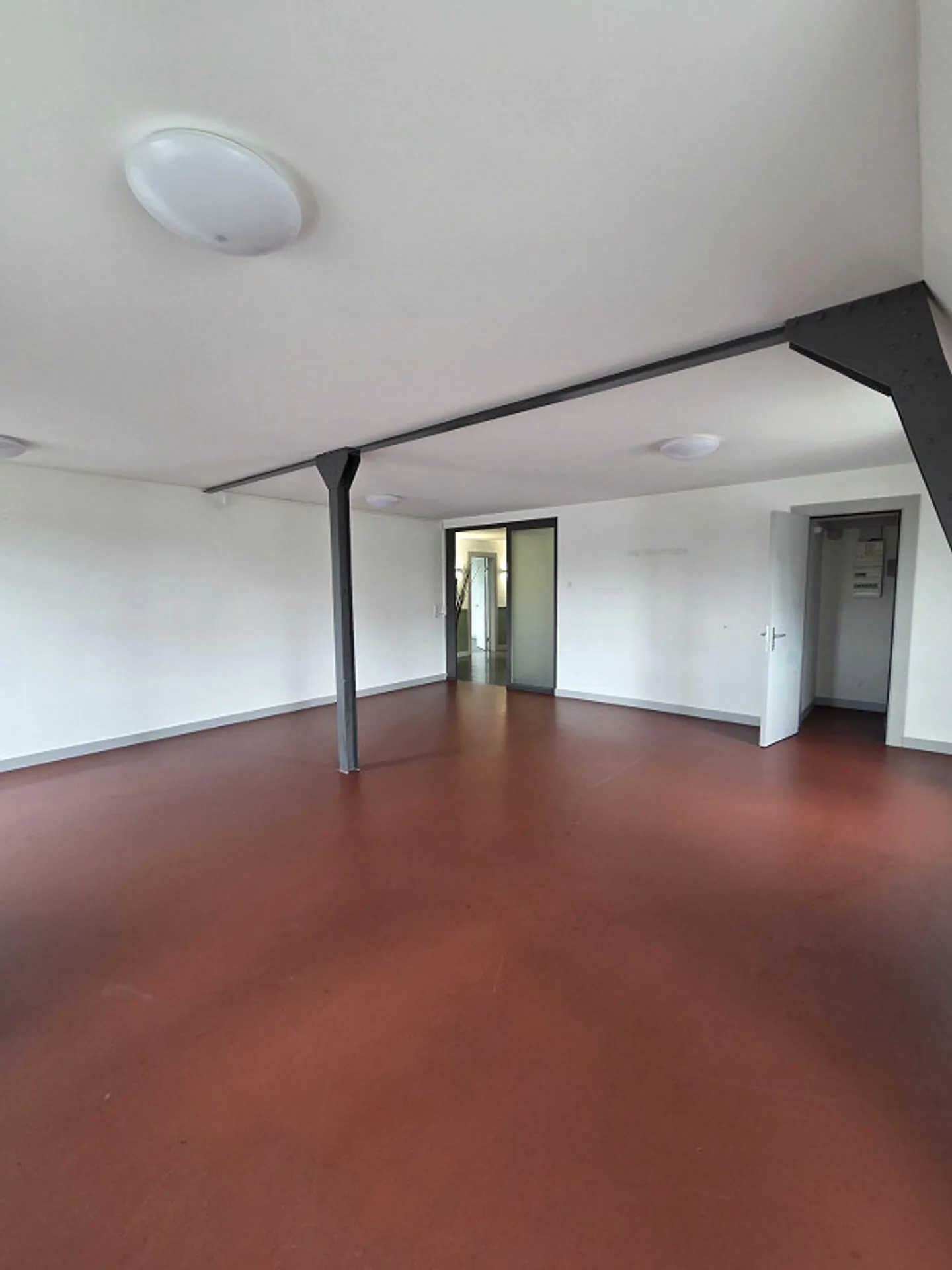 Spazi per uffici e commerciali centrali e luminosi direttamente alla stazione ferroviaria di Bülach - Foto 9 di 12