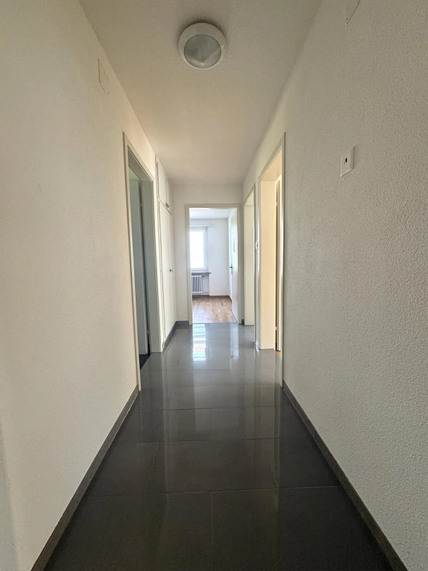 Spacious 4.0-room apartment with large balcony in a quiet location - Photo 8 of 10