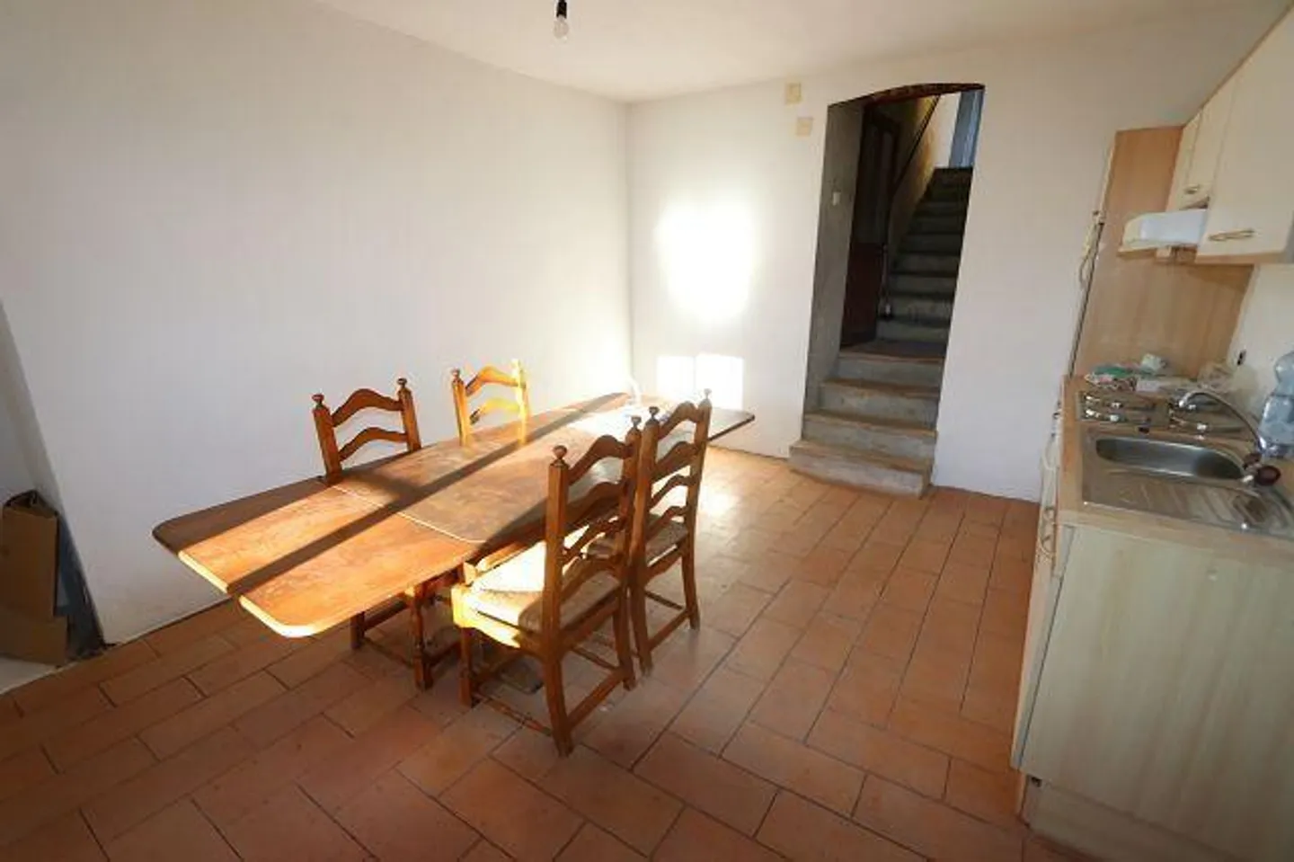 Due case da ristrutturare in una posizione molto tranquilla e soleggiata con vista - Foto 5 di 24