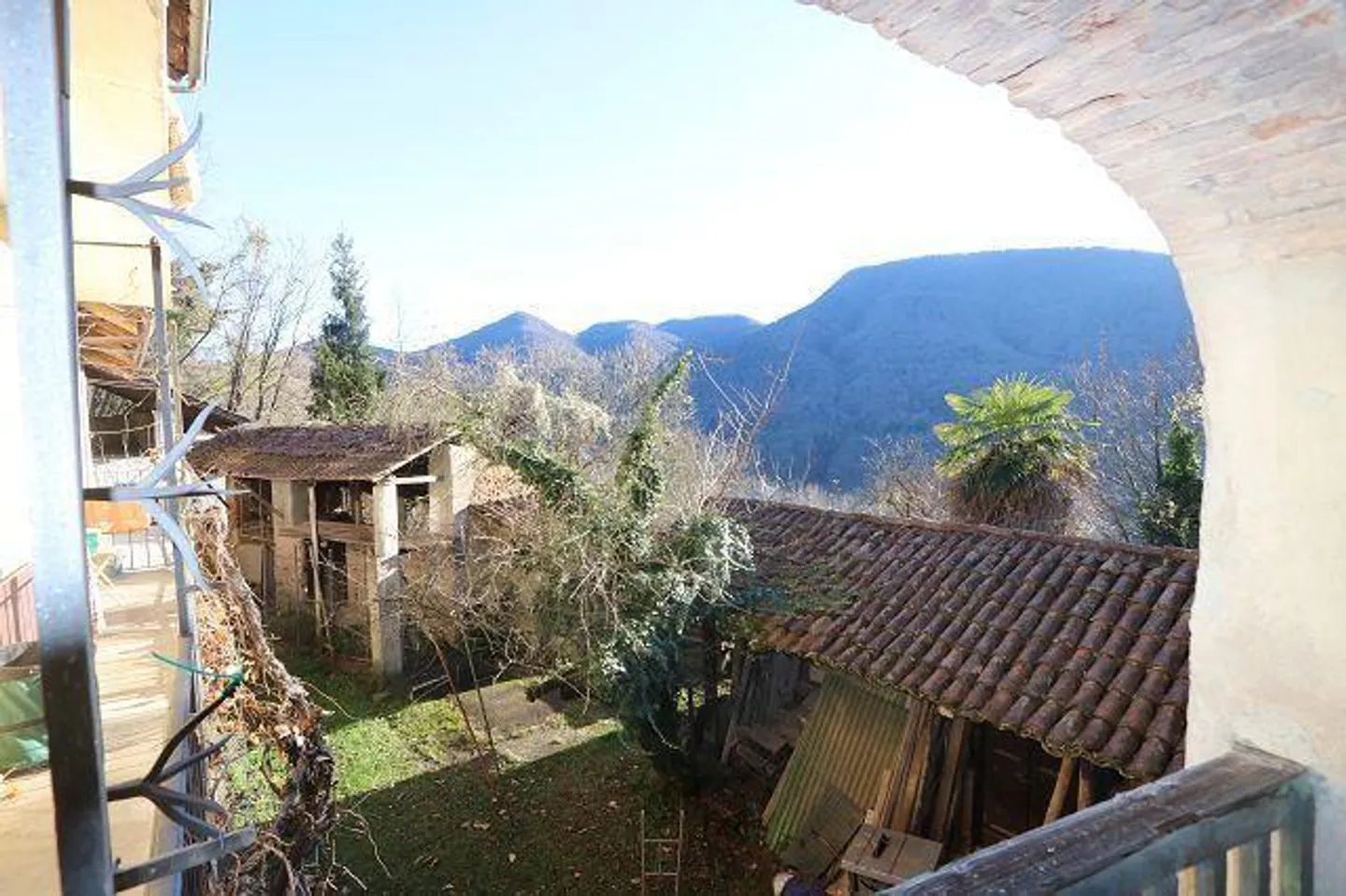 Due case da ristrutturare in una posizione molto tranquilla e soleggiata con vista - Foto 18 di 24