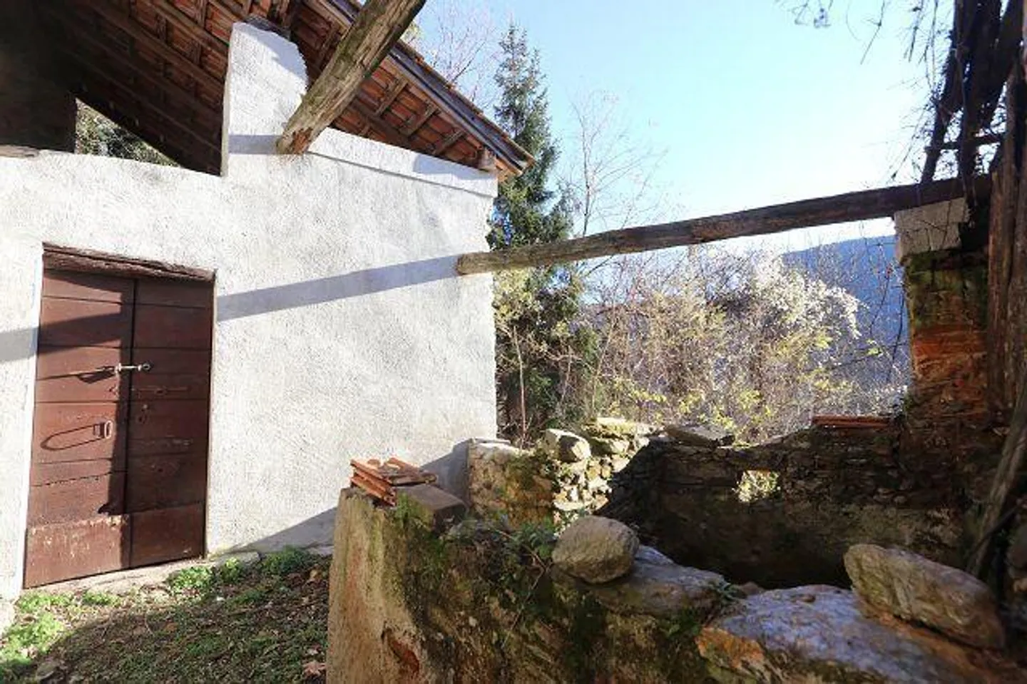 Due case da ristrutturare in una posizione molto tranquilla e soleggiata con vista - Foto 19 di 24