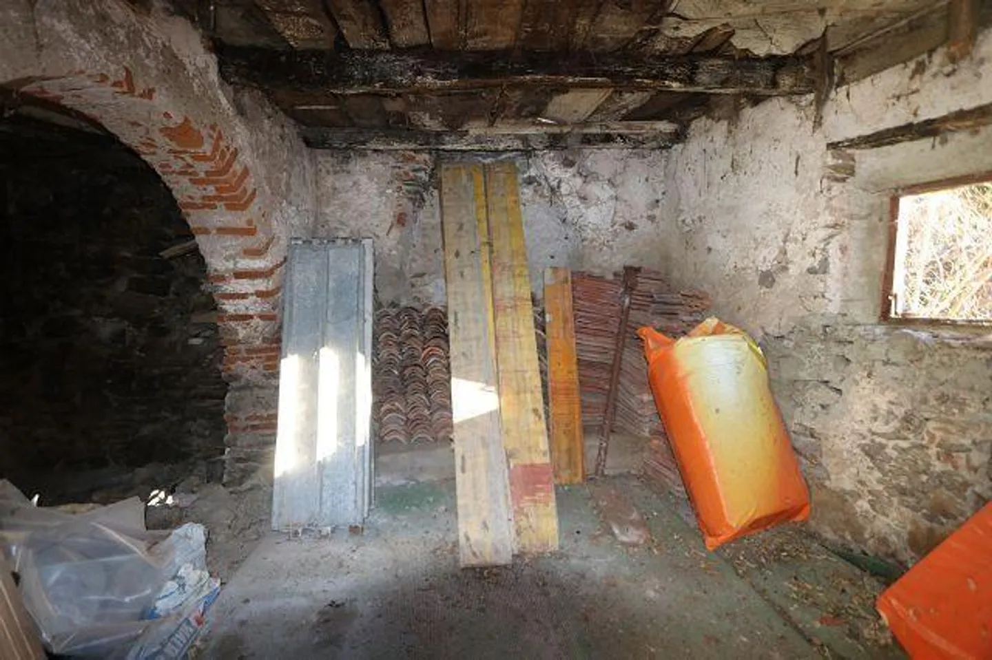 Due case da ristrutturare in una posizione molto tranquilla e soleggiata con vista - Foto 20 di 24