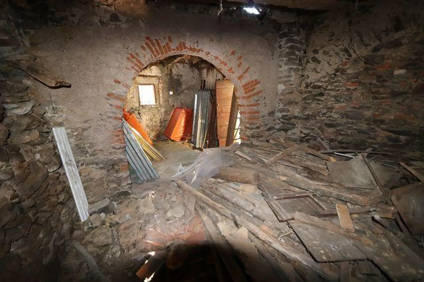 Due case da ristrutturare in una posizione molto tranquilla e soleggiata con vista - Foto 21 di 24