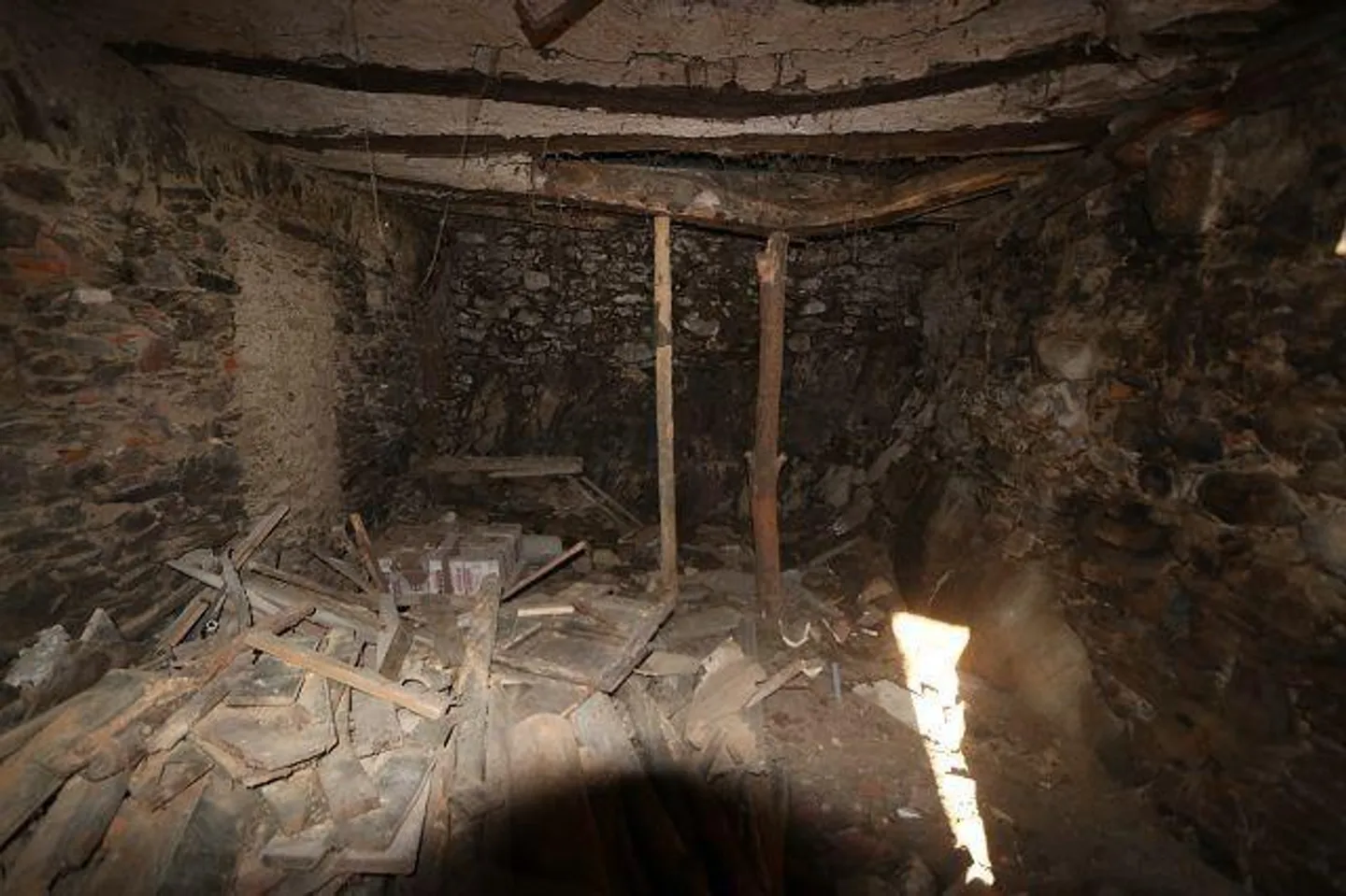 Due case da ristrutturare in una posizione molto tranquilla e soleggiata con vista - Foto 22 di 24