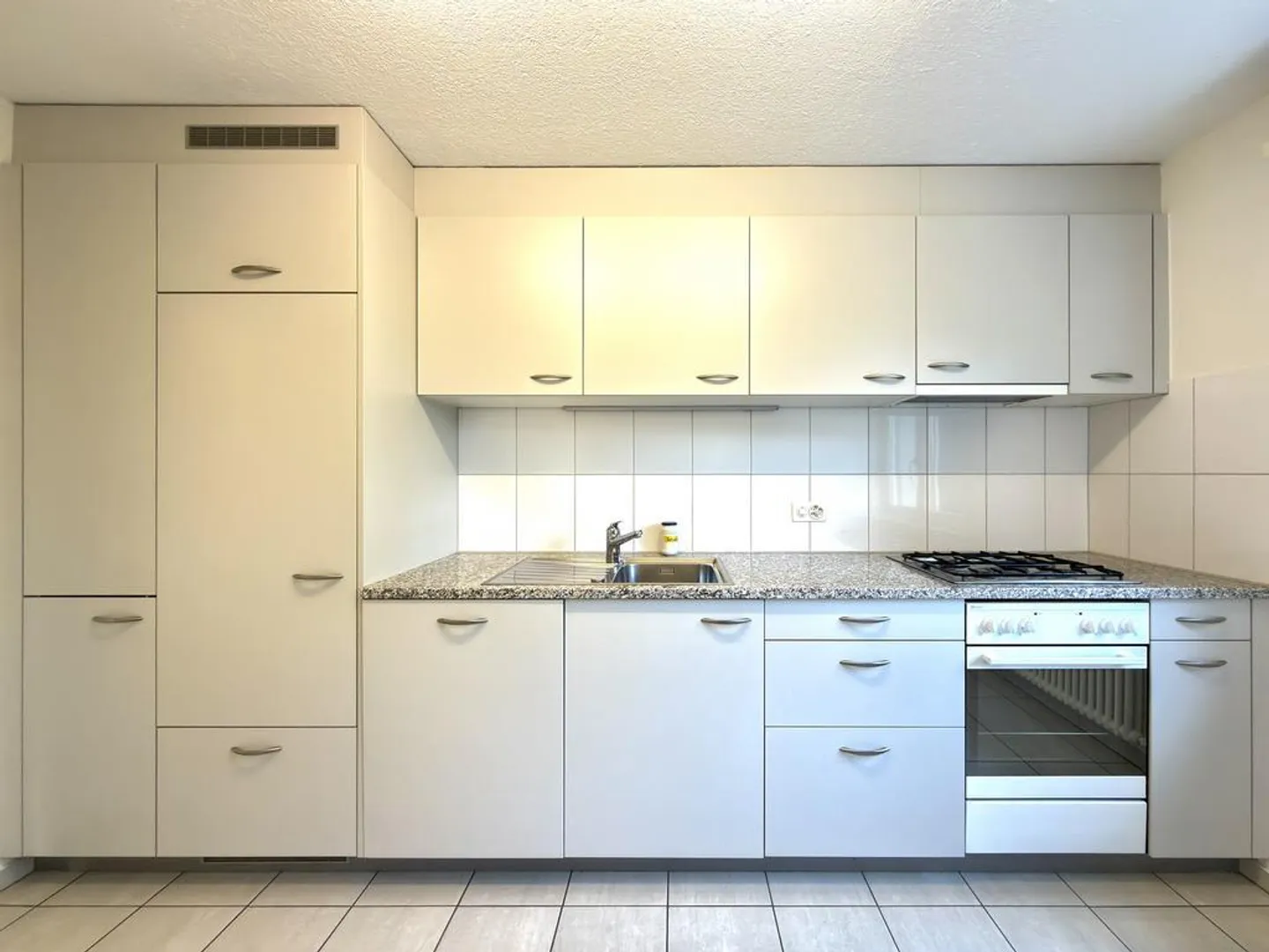 Appartement lumineux avec balcon ensoleillé dans un emplacement calme à Reinach - Photo 3 sur 12