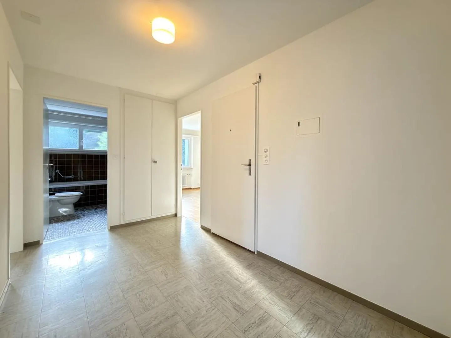Appartement lumineux avec balcon ensoleillé dans un emplacement calme à Reinach - Photo 4 sur 12