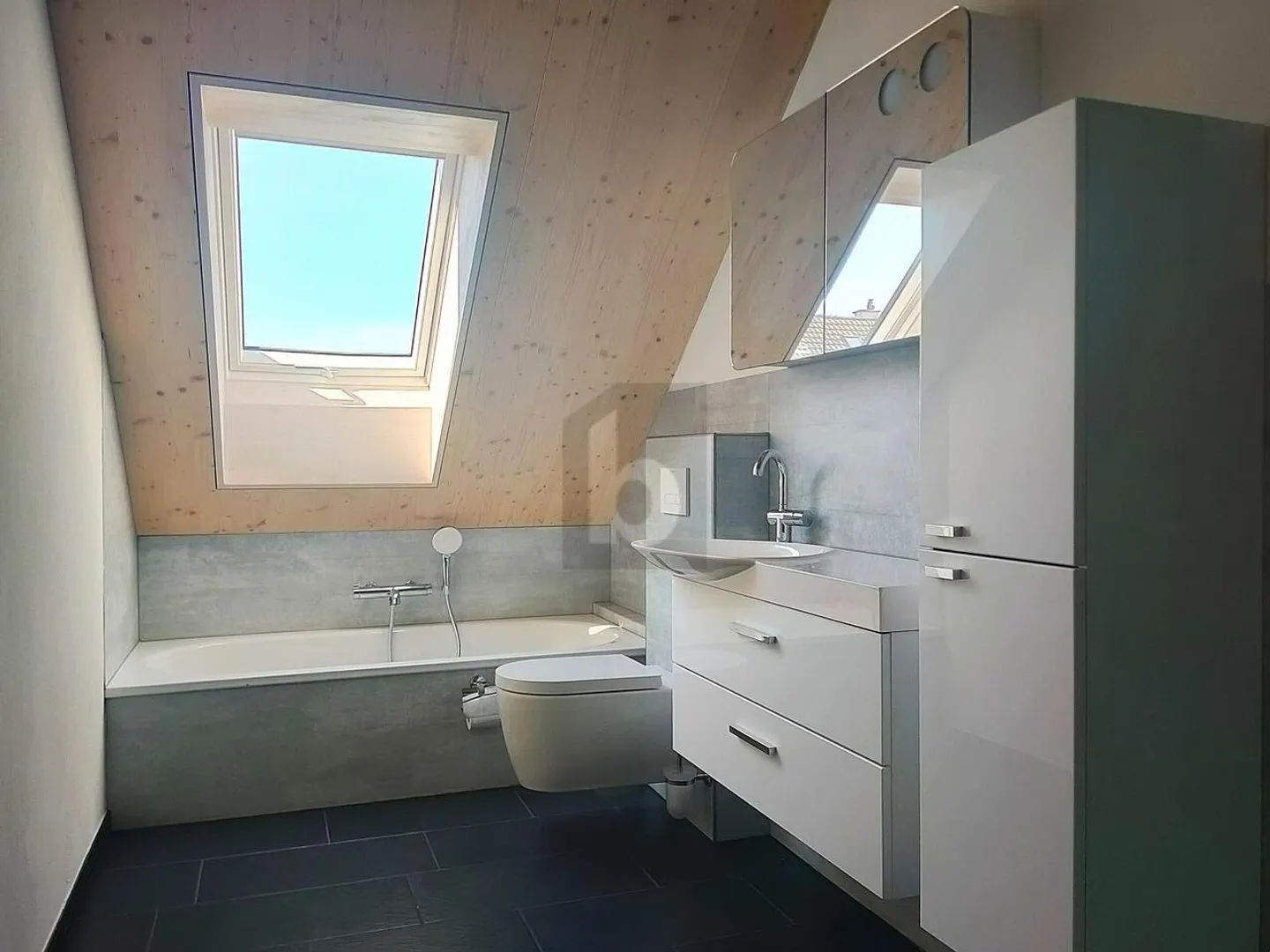WITH LIFT AND HIGH-QUALITY INTERIOR DESIGN - Photo 3 of 6