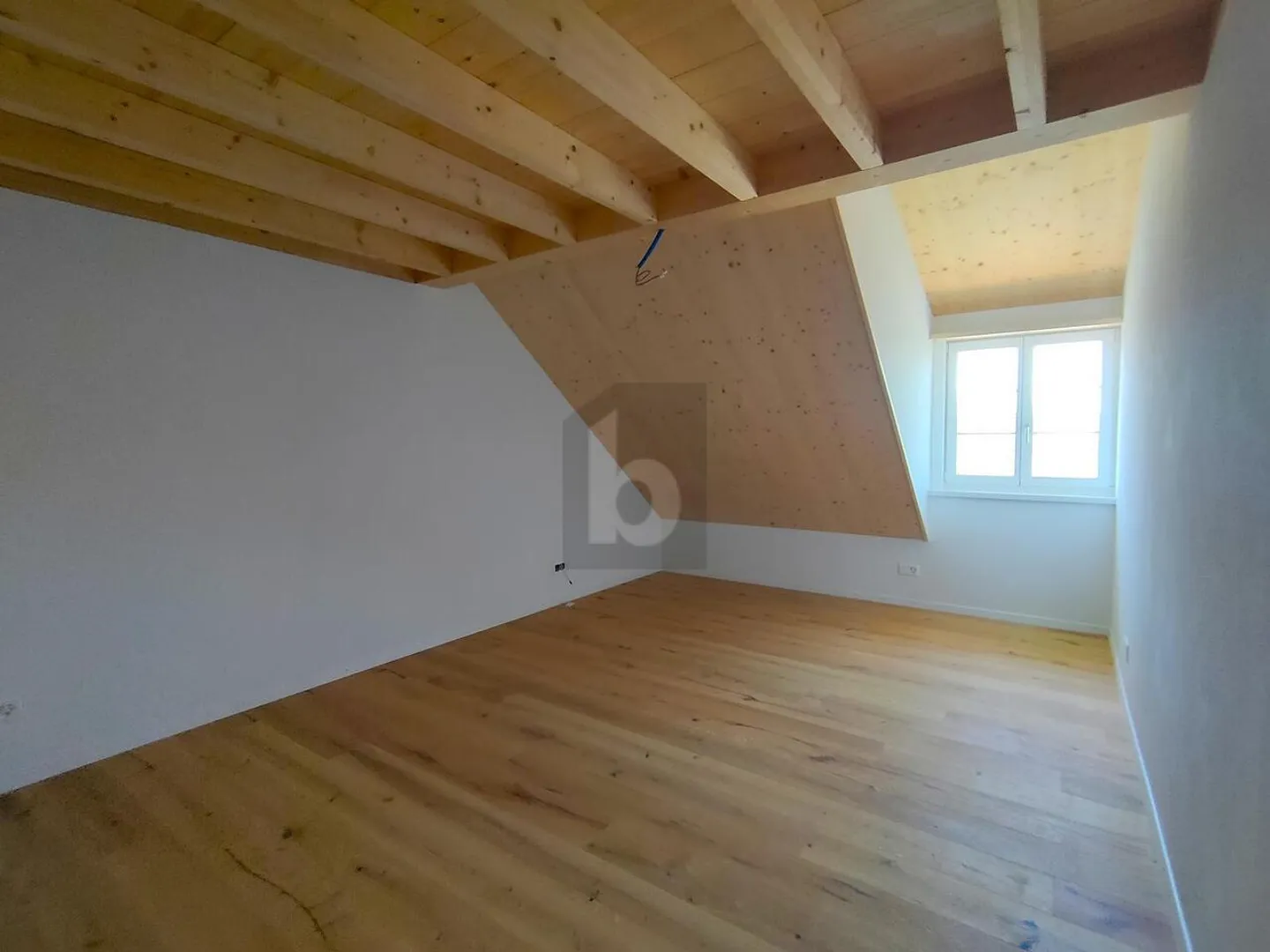 WITH LIFT AND HIGH-QUALITY INTERIOR DESIGN - Photo 4 of 6