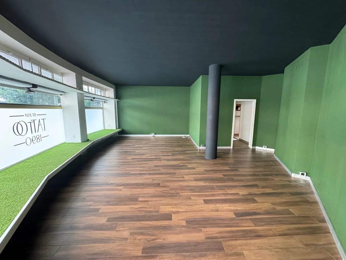 Mixed-use building for rent - Photo 1 of 7